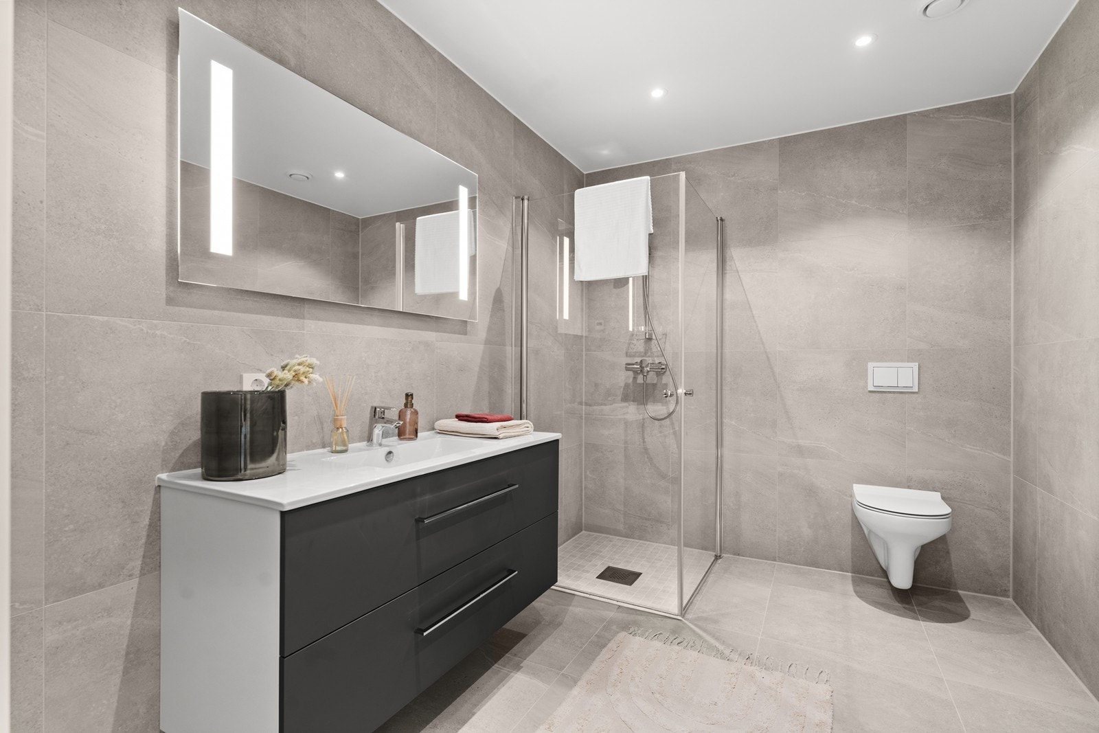 Bad tilhørende hovedsoverom med servant, wc og dusjhjørne. Galleribilde