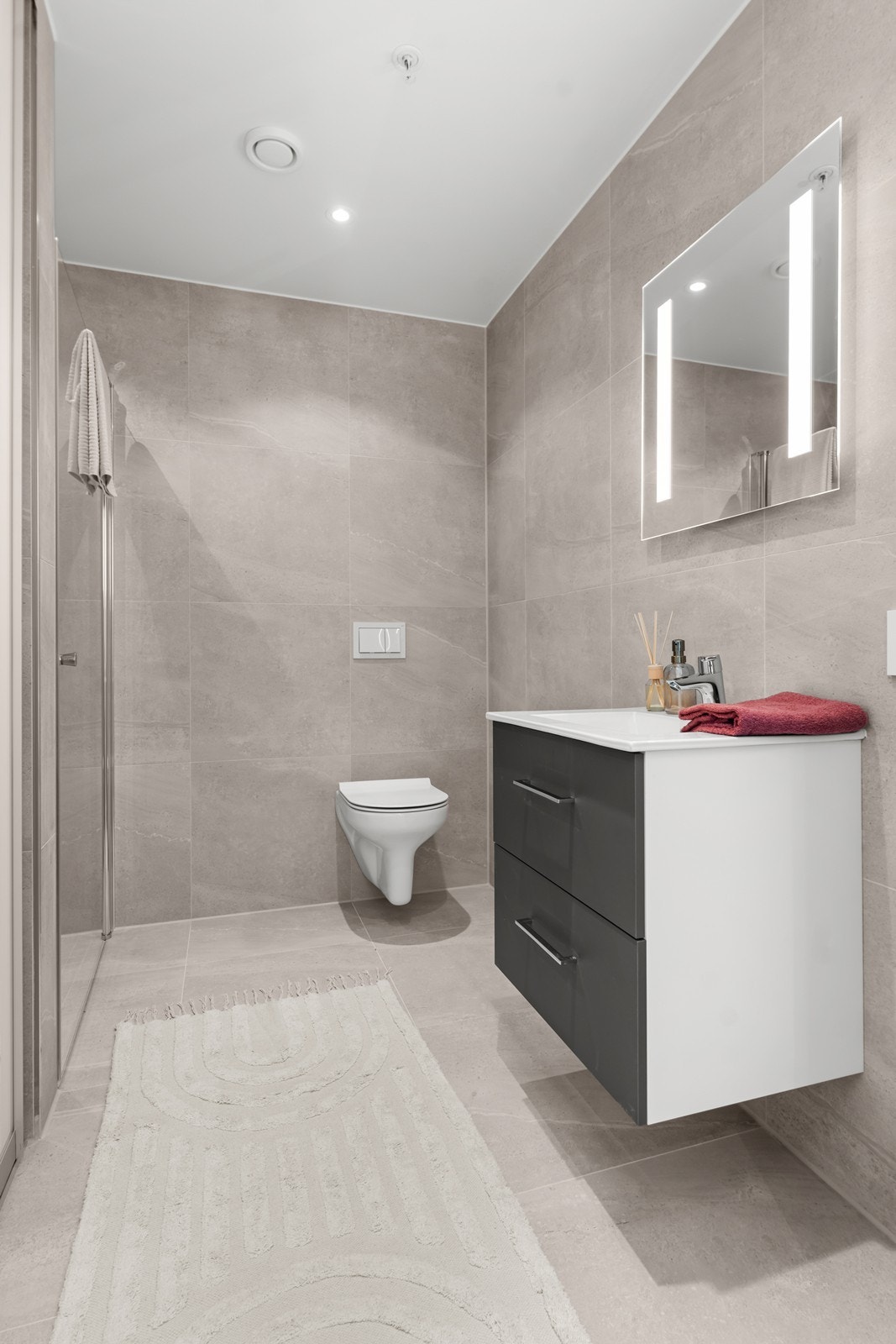 På badet har du servant, wc og dusjnisje. Galleribilde