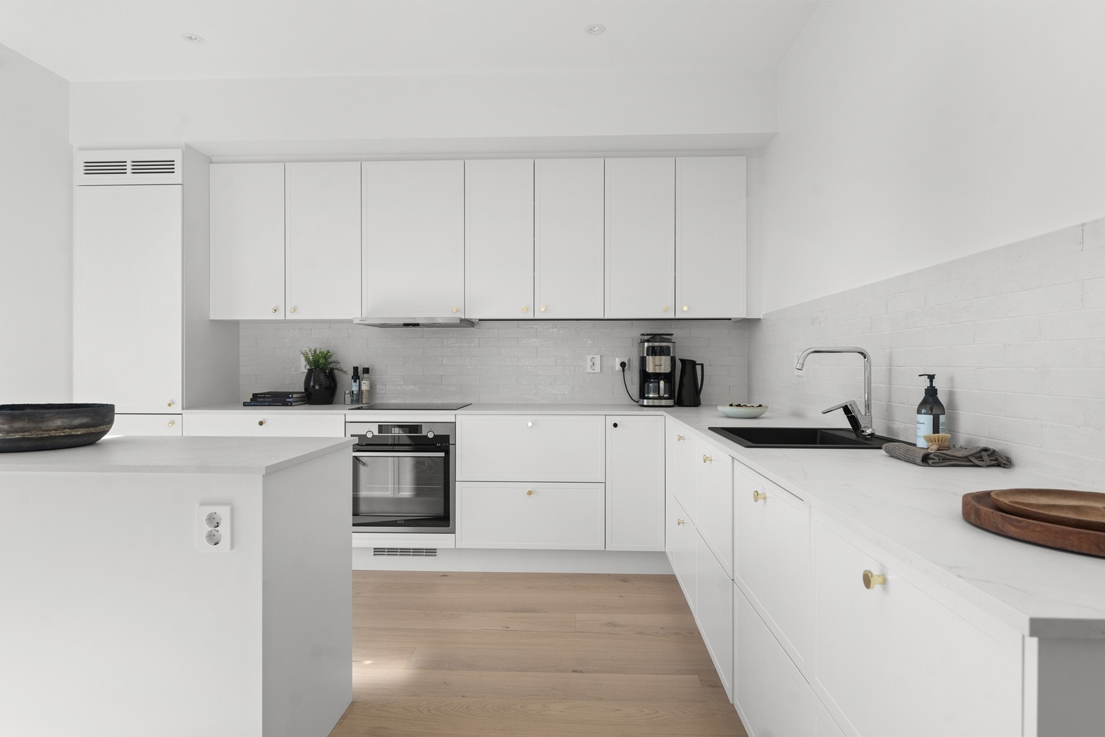 Nøytral og tidløs kjøkkeninnredning fra Strai Galleribilde