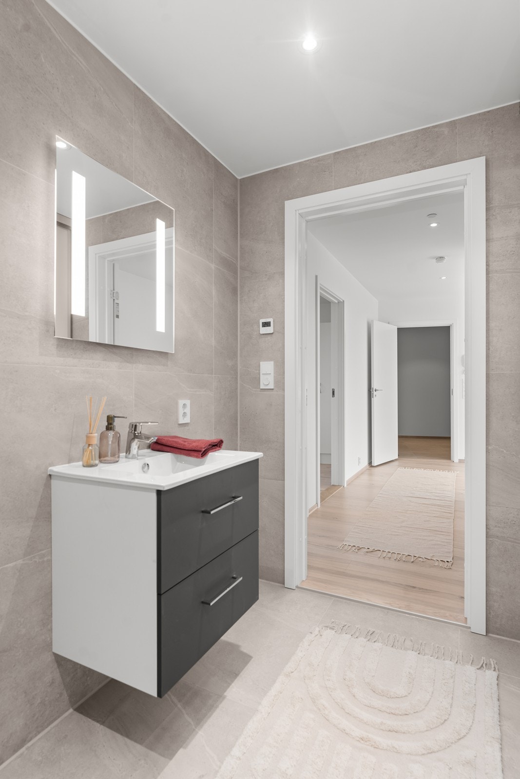 Bad med flislagte vegger og gulv, og spotter i tak. Galleribilde