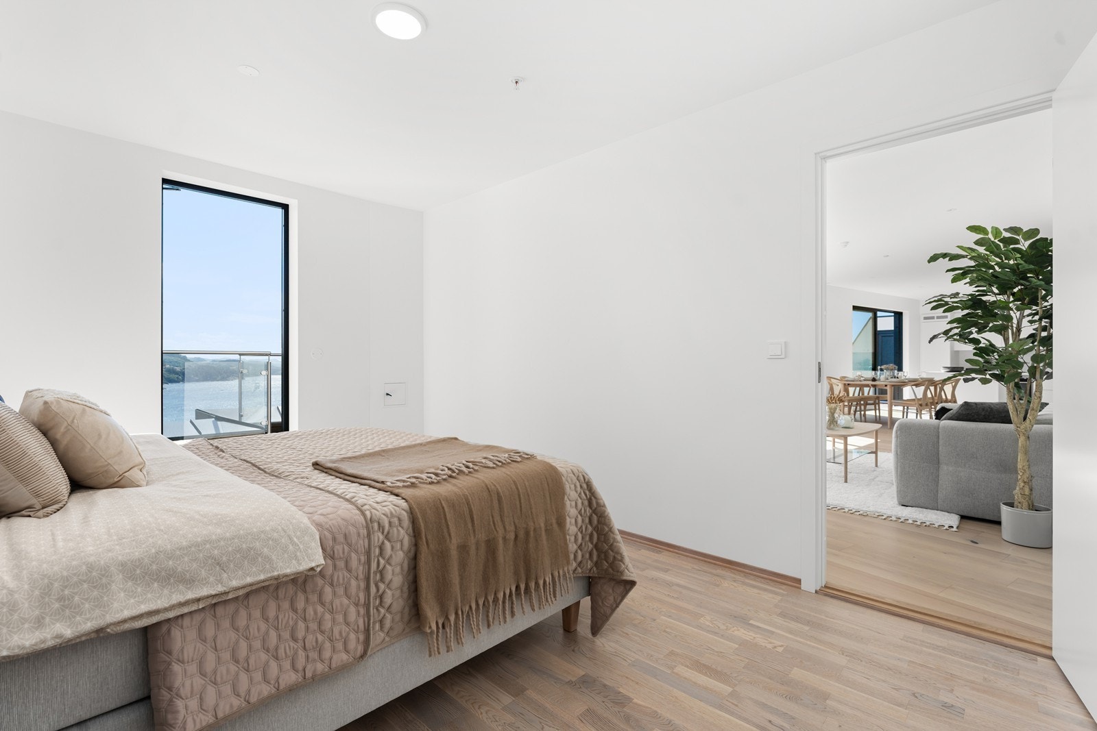 Hovedsoverommet ligger separat fra de andre to soverommene og har et eget tilhørende bad Galleribilde