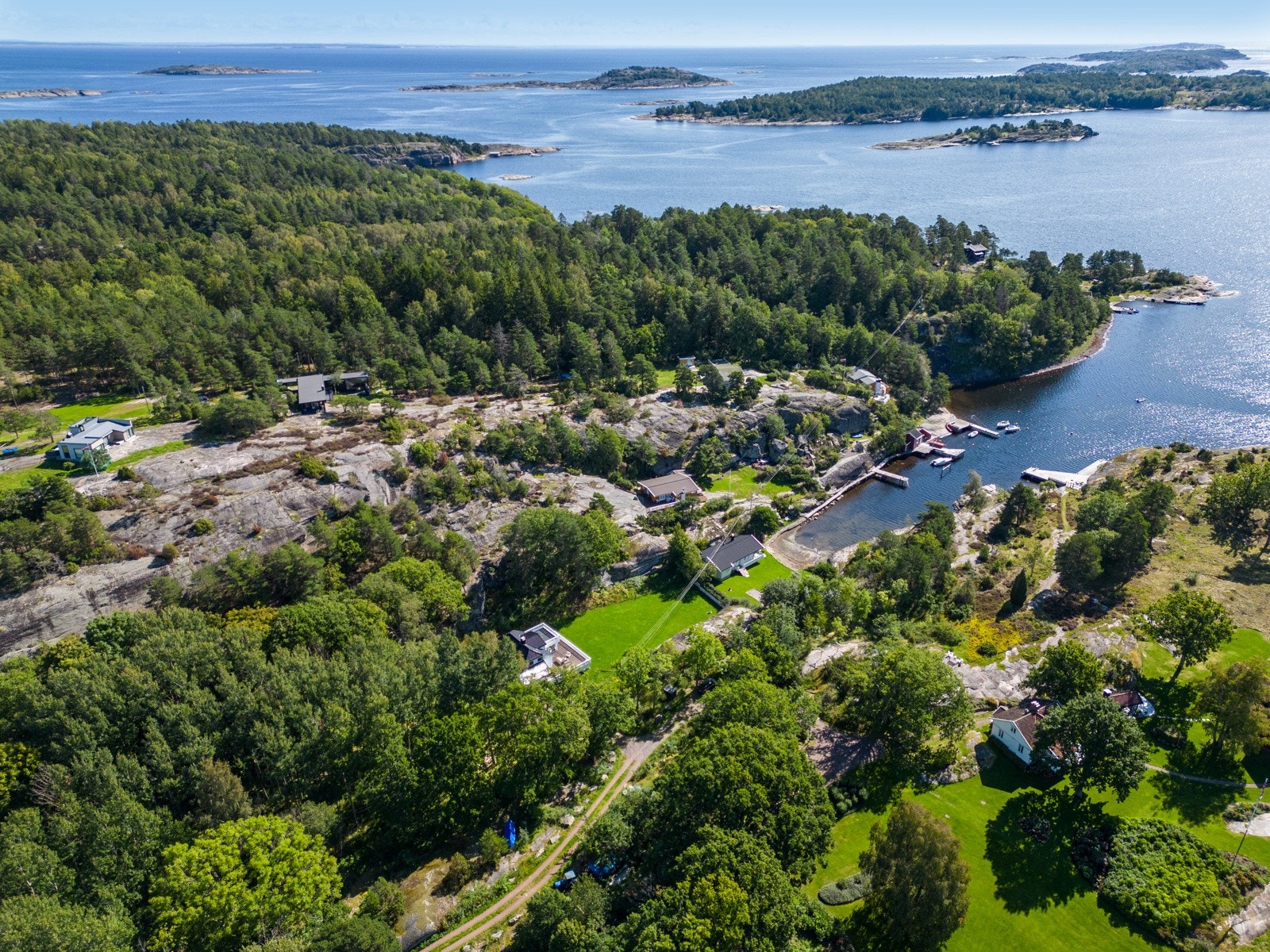 Velkommen til Ødegårdsveien 25 og denne svært sjønære eiendommen! Galleribilde