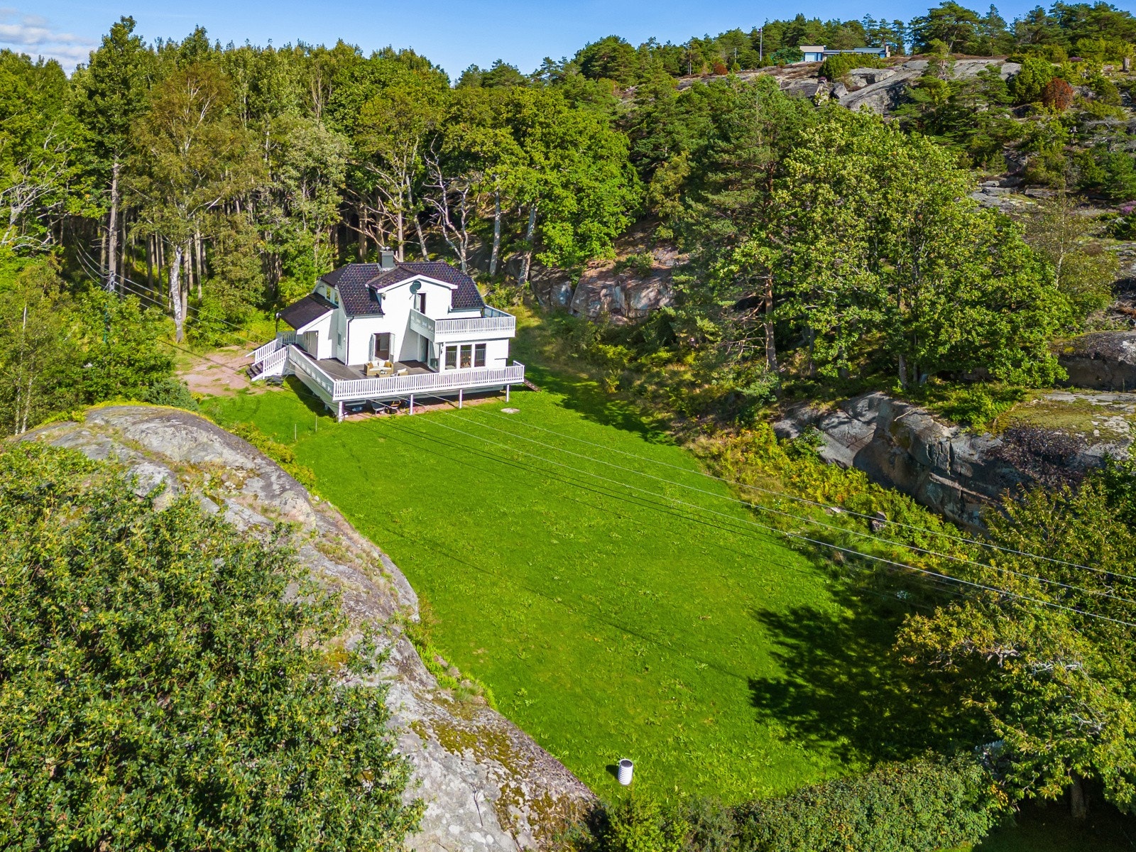 Velkommen til denne flotte eiendommen beliggende på Mågerø, kun få minutter fra båthavn, kiosk m.m. Galleribilde