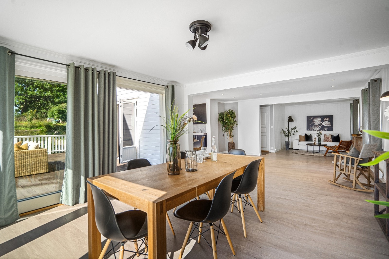 Stuen innehar god plass til stuemøblement, samt i overgangen mellom stue og kjøkken er det plass til spisebord hvor man kan dekke på til herlige måltider for venner og familie. Galleribilde