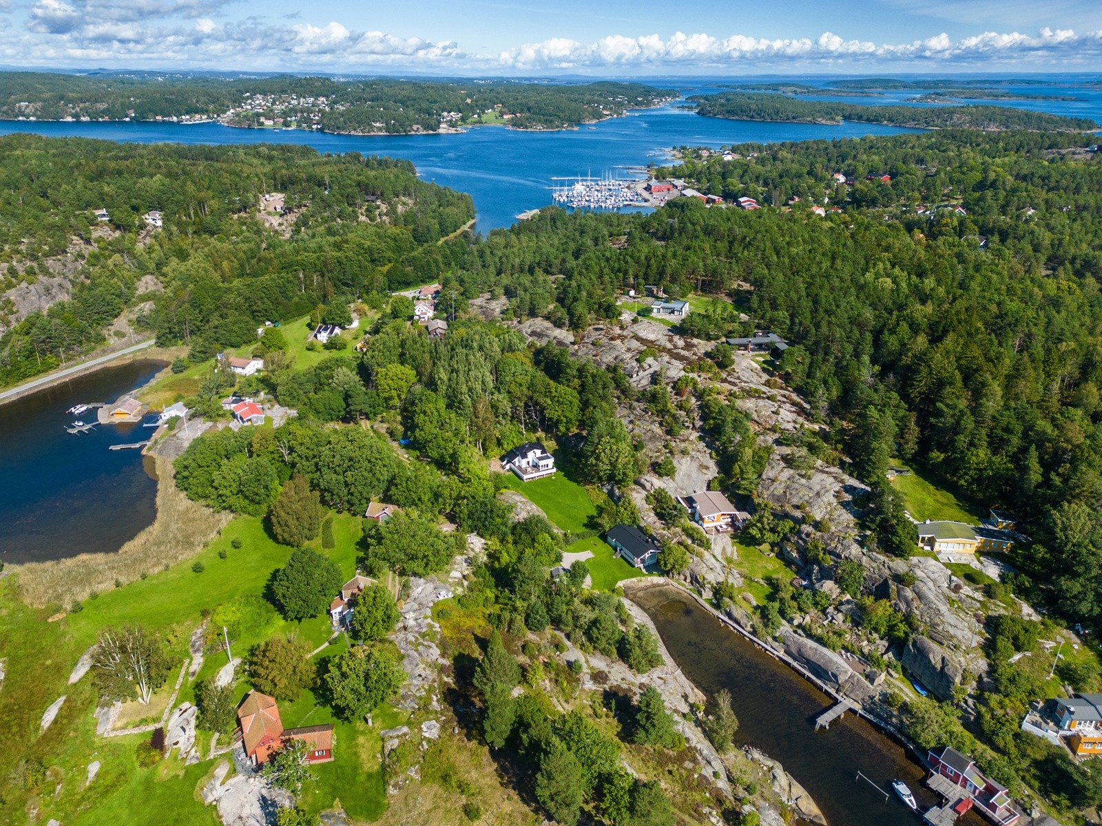Beliggende innerst i Torbjørnkilen ligger eiendommen lunt til, samt med kort gangavstand til badeplass! Galleribilde