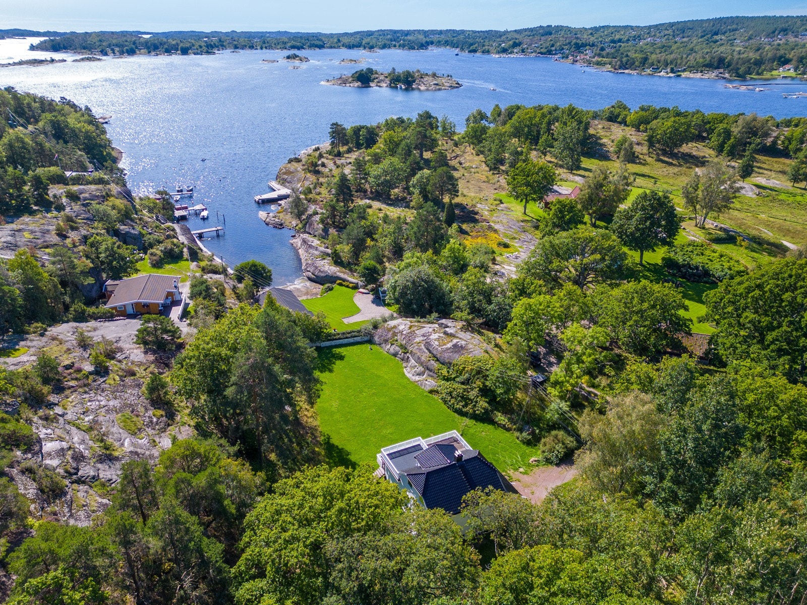 Velkommen til Ødegårdsveien 25 og denne svært sjønære eiendommen! Galleribilde