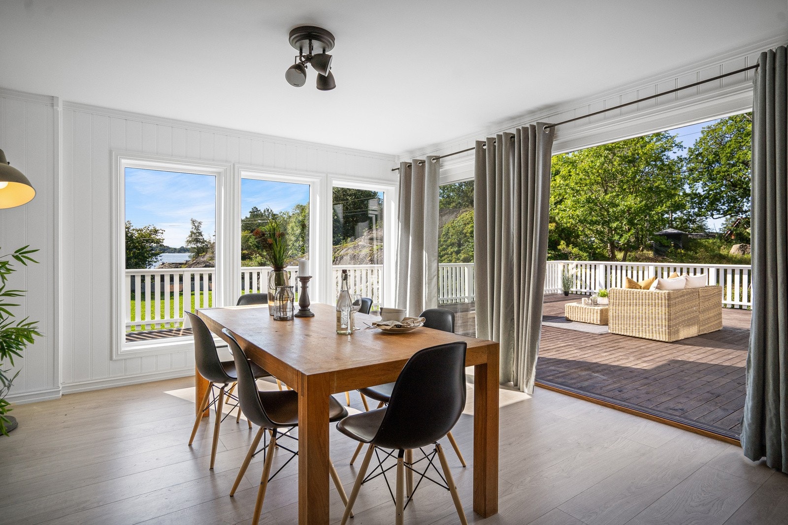 Innvendig fremstår huset som gjennomgående lyst, lekkert og stilrent. Galleribilde
