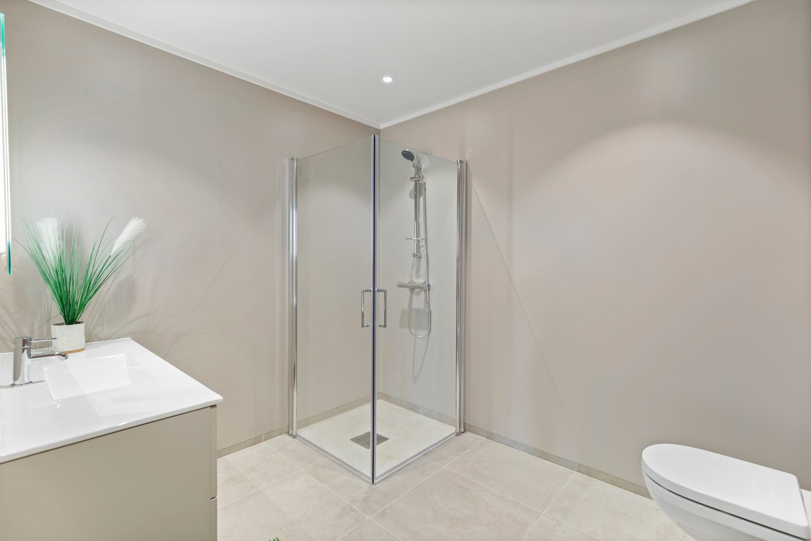 Badet har gulvoverflate med 60x60-flis, og vegger med baderomsplater Galleribilde