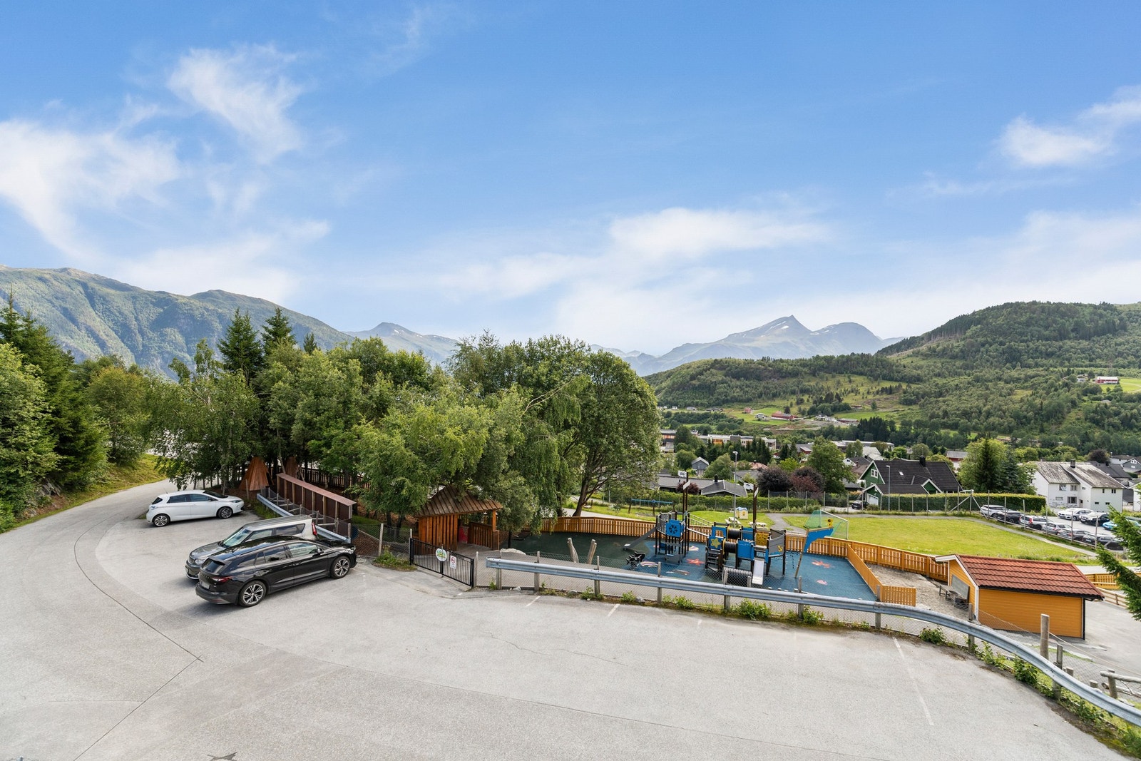 Utsiktsbilde. Eiendommen ligger kun et steinkast fra nærmeste barnehage (du trenger ikke være god til å kaste engang) Galleribilde