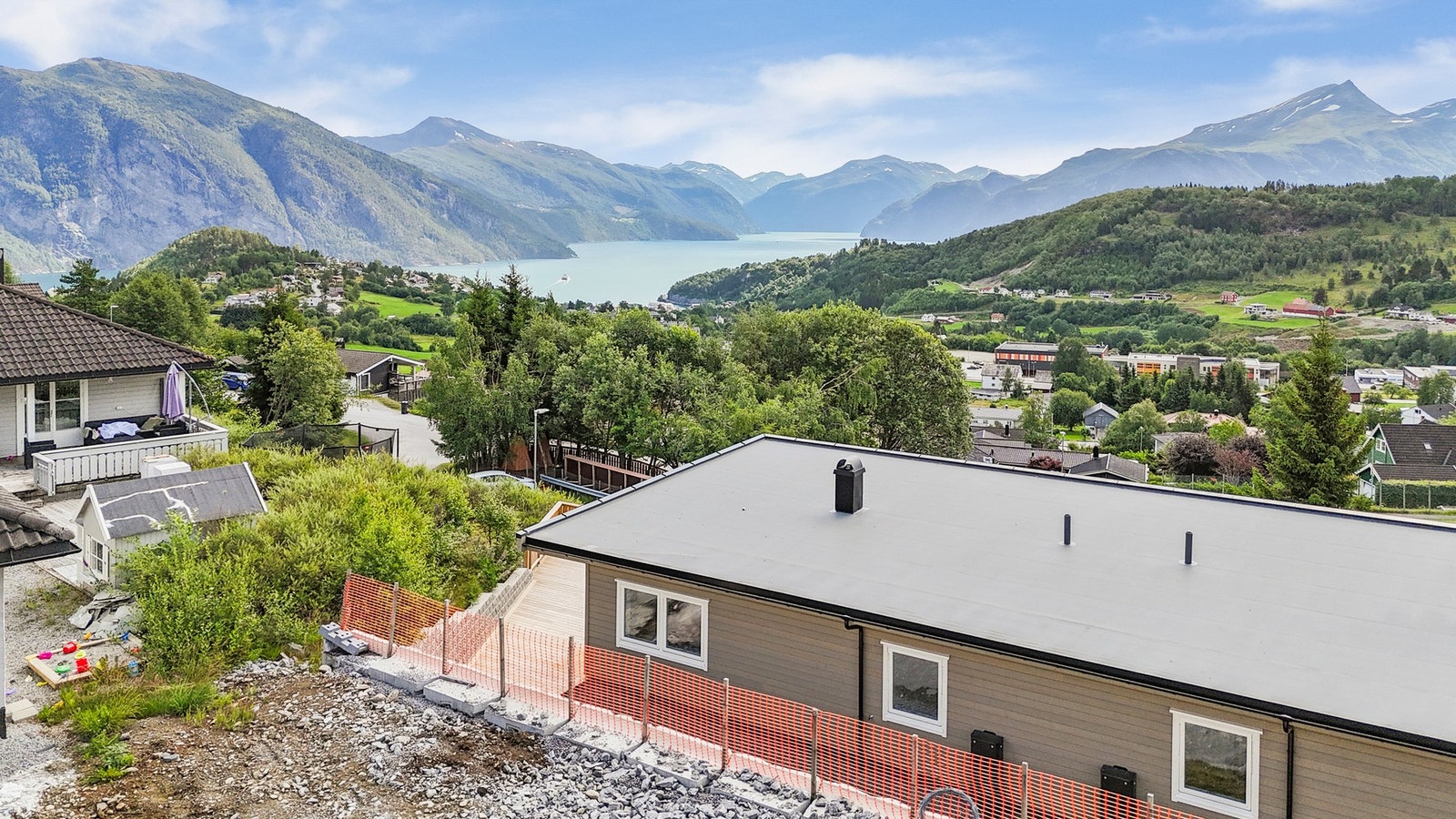 Eiendommen ligger flott til med fantastisk utsikt nedover Stranda og mot Storfjorden, samt med gode solforhold Galleribilde