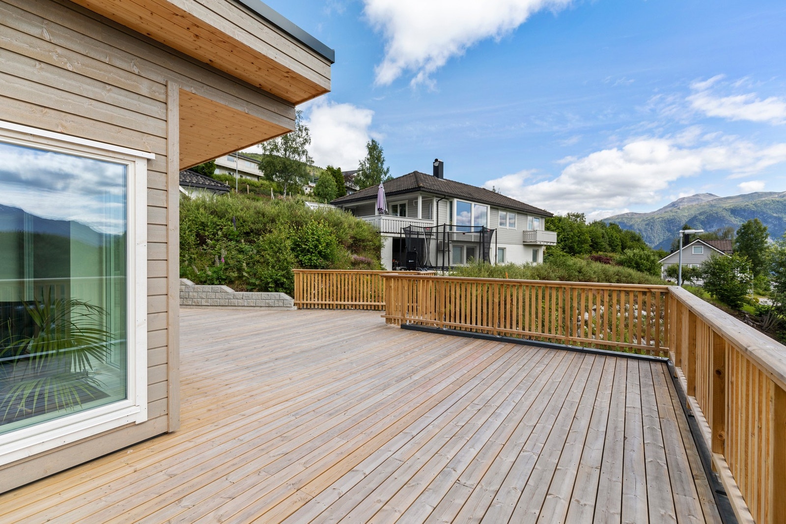 Her er det gode solforhold, og en fantastisk utsikt mot blant annet Storfjorden og de omkransende fjell Galleribilde