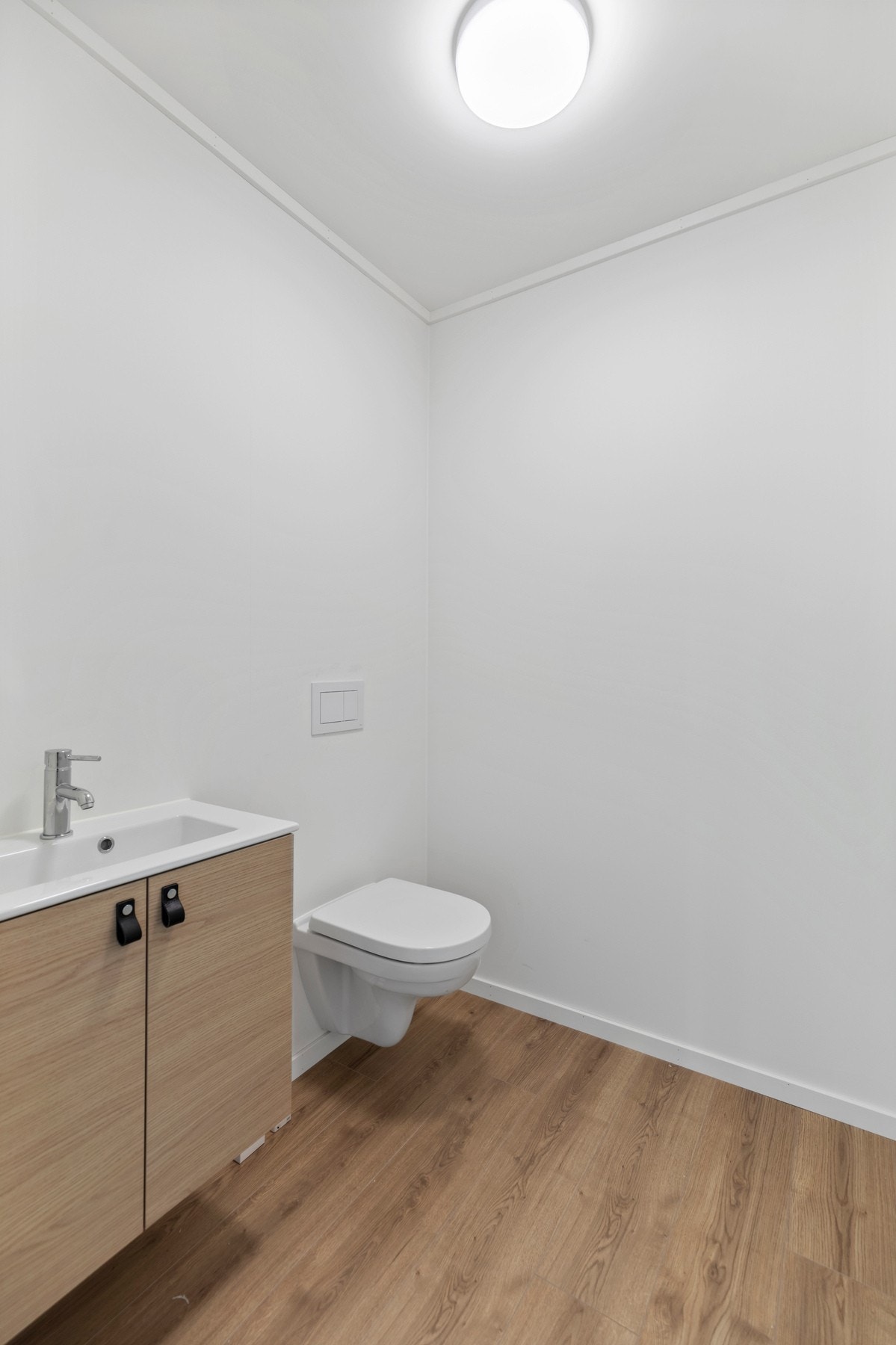 Etasjen har også toalettrom hvor det er montert servantinnredning med helstøpt servantplate og veggholdt toalett Galleribilde