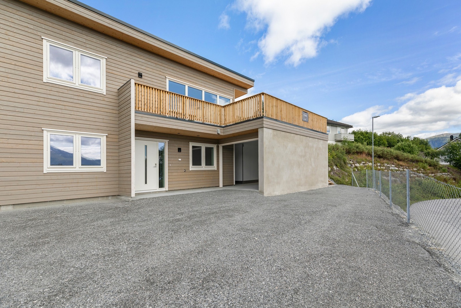 Boligen har god beliggenhet, med enkel tilkomst. Gode parkeringsforhold i garasje, og på biloppstillingsplass på fellesarealet Galleribilde