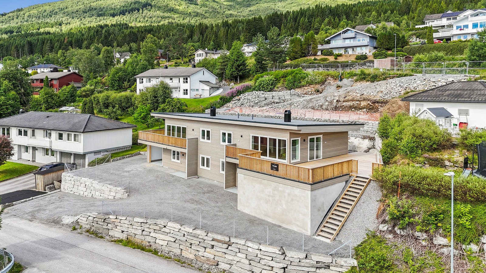 Området består i hovedsak av spredt boligbebyggelse, med flere barnefamilier og lekeplasser i området Galleribilde