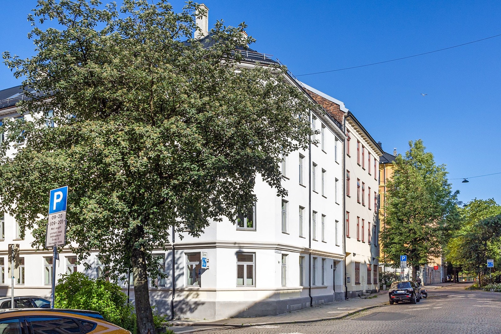 Skjelderups gate 13 ligger i rolig gatetun med svært lite trafikk. Galleribilde