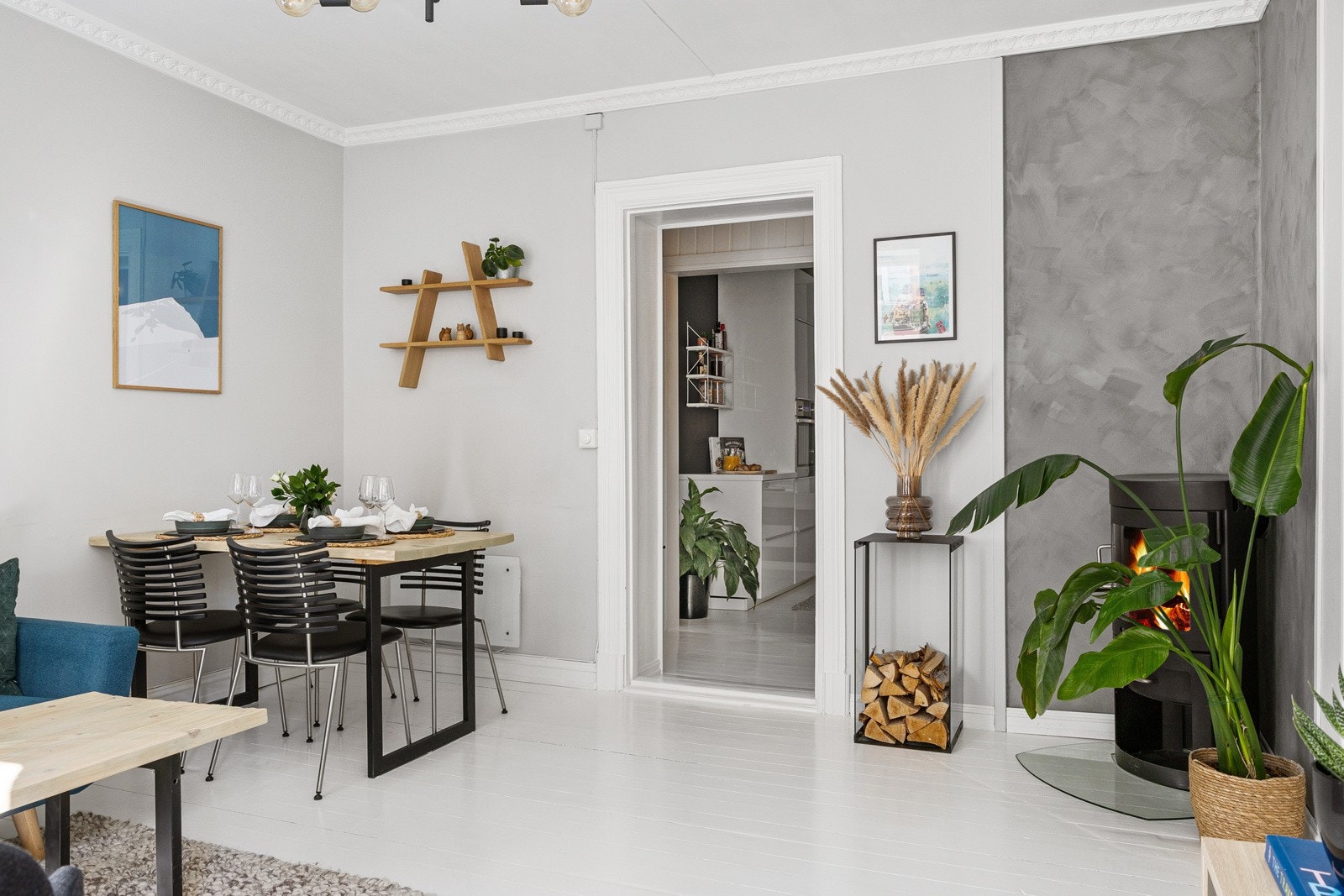 Leiligheten er meget velholdt med originale tregulv og pen stukkatur. Galleribilde