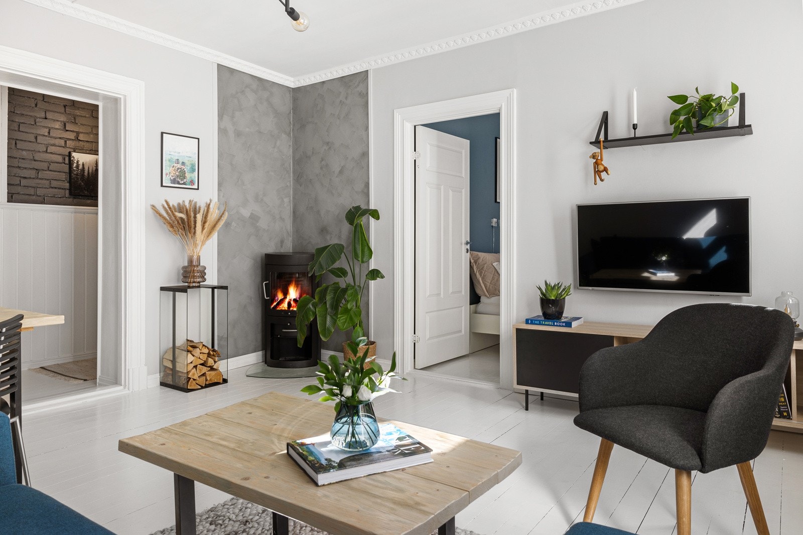 Stuen er innredet med peisovn (pipeløp skal rehabiliteres før vinteren 2024, bildet er manipulert med digitale flammer). Galleribilde