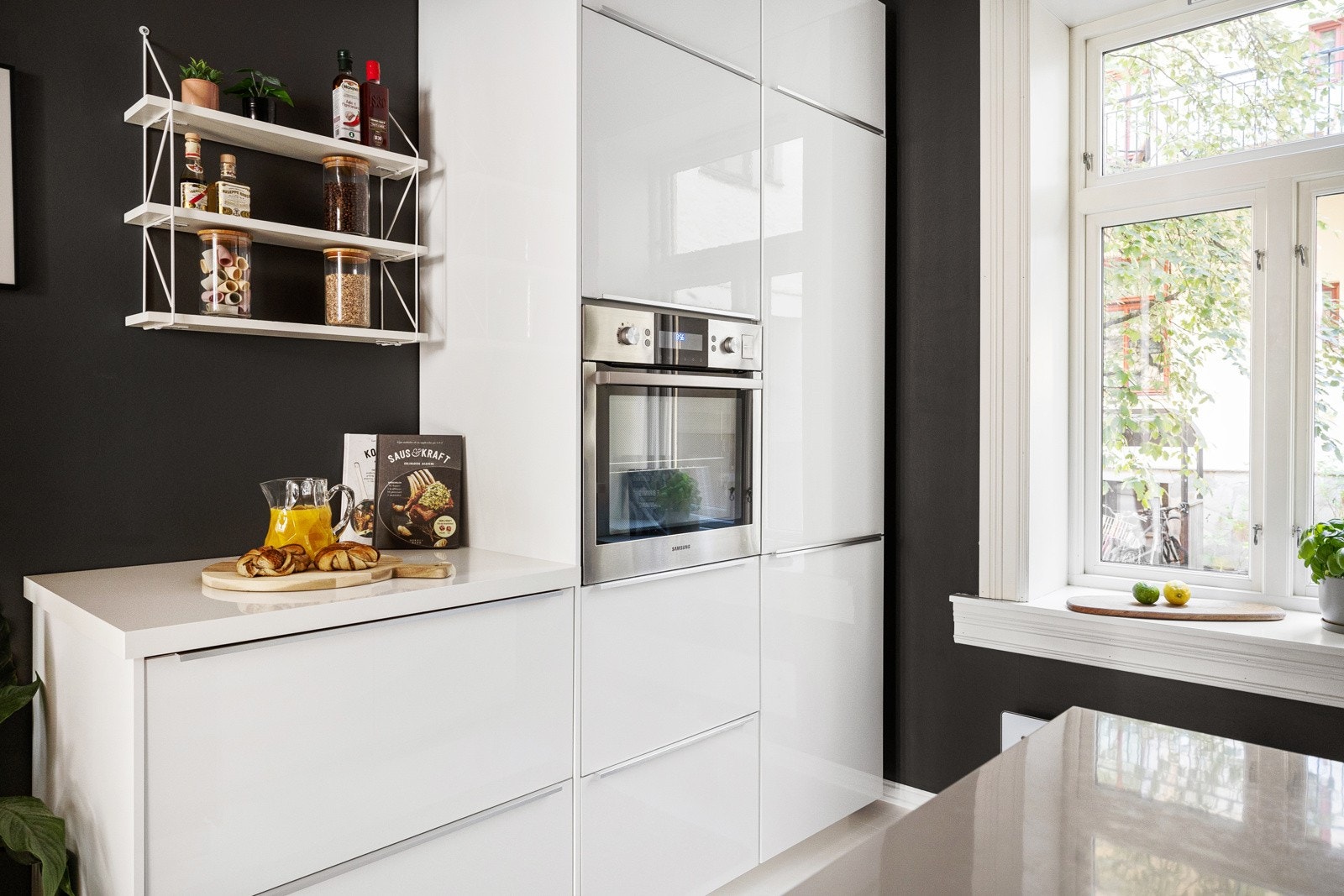 Kjøkkenet er innredet med god benk- og skapplass samt integrerte hvitevarer. Galleribilde