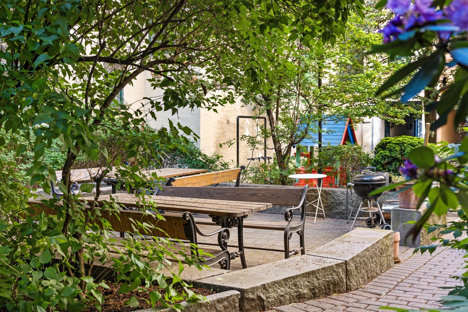 Det er innredet sittegruppe i bakgården, griller er til felles bruk. Galleribilde