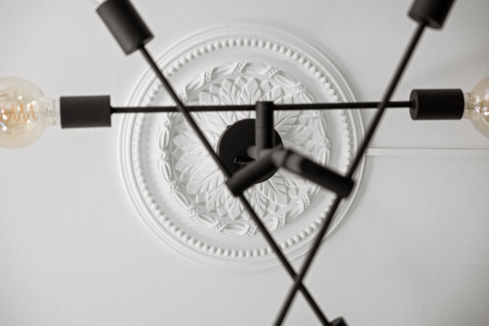 Flotte klassiske detaljer som stukkatur og rosett i himling. Galleribilde