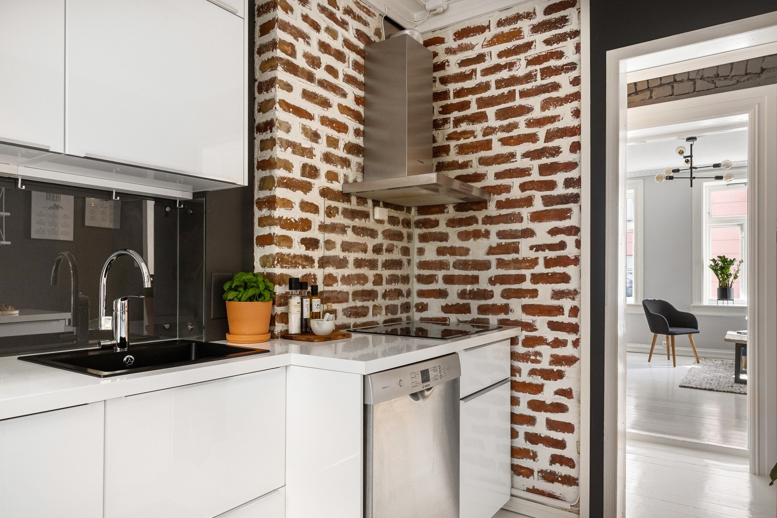 Kjøkkenet er designet med fin harmoni mellom det moderne og det rustikke. Galleribilde