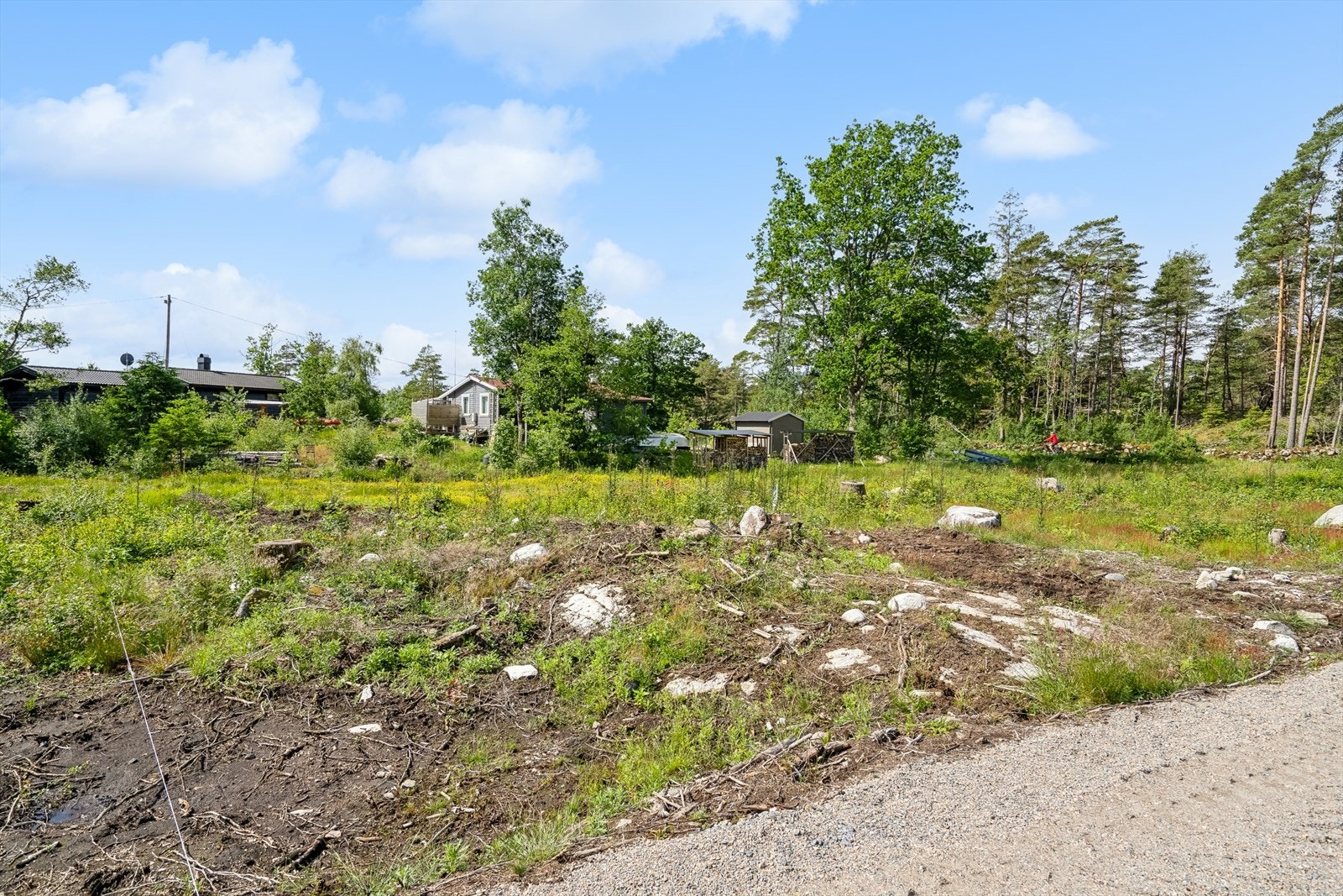 De tre tomtene har opparbeidet vei til tomtegrensen og det er lagt klart strøm, trekkerør til fiber, vann og avløp. Galleribilde