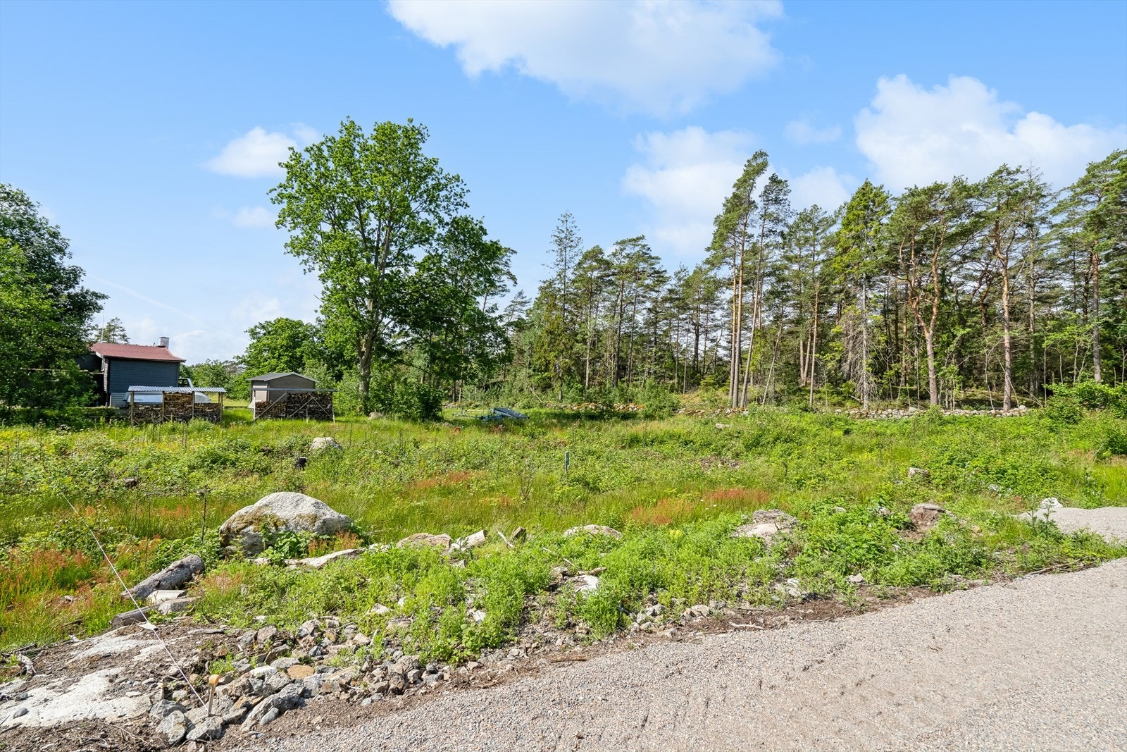Oversiktsbilde over de tre ledige hyttetomtene. De er forholdsvis flate og lette å bebygge. Galleribilde