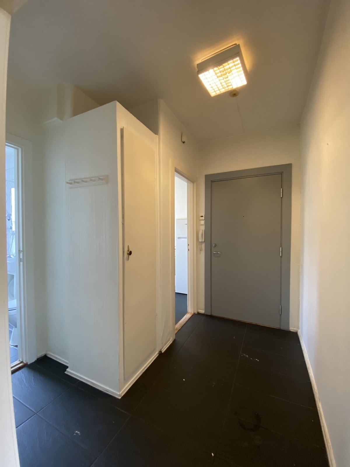 Entré med plass til sko og yttertøy Galleribilde