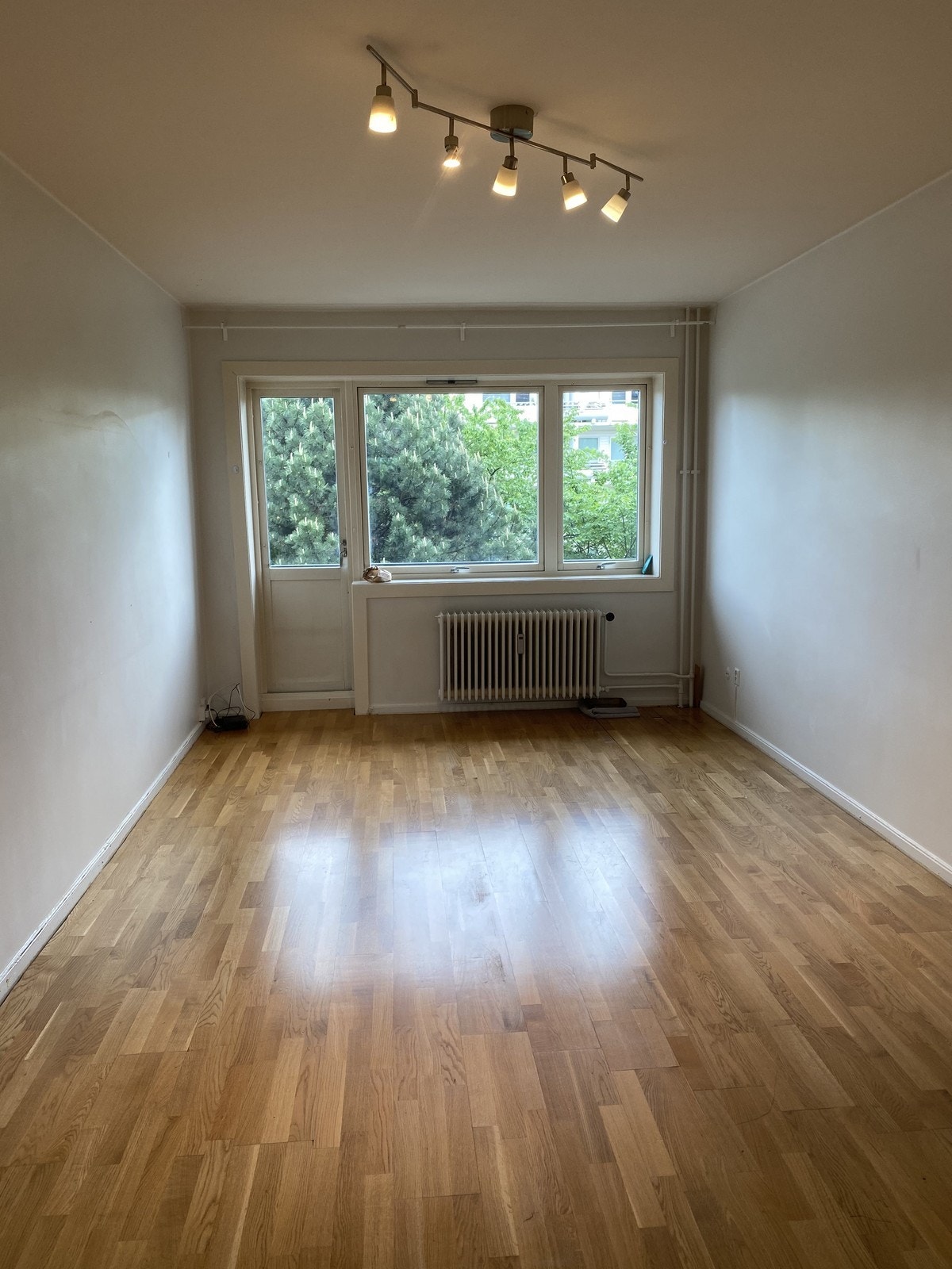 Stue med god plass til sofagruppe Galleribilde