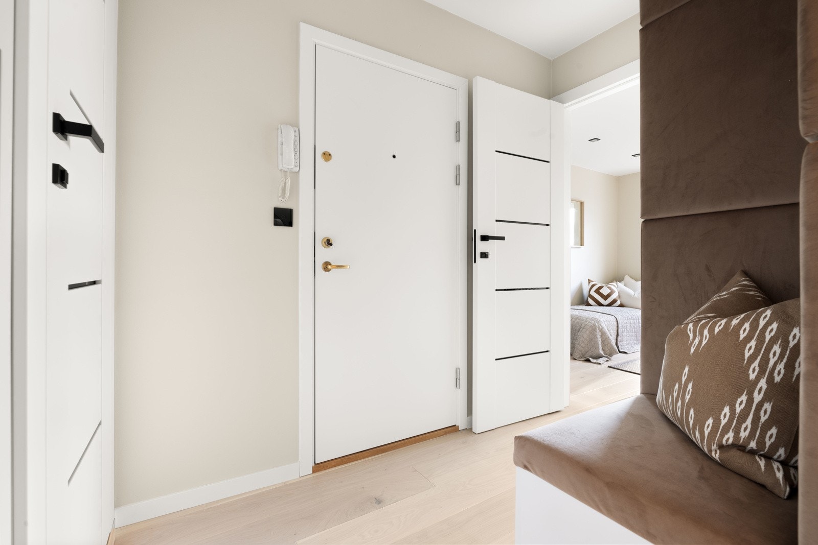 Lekker enstavs parkett i alle rom med unntak av badet Galleribilde