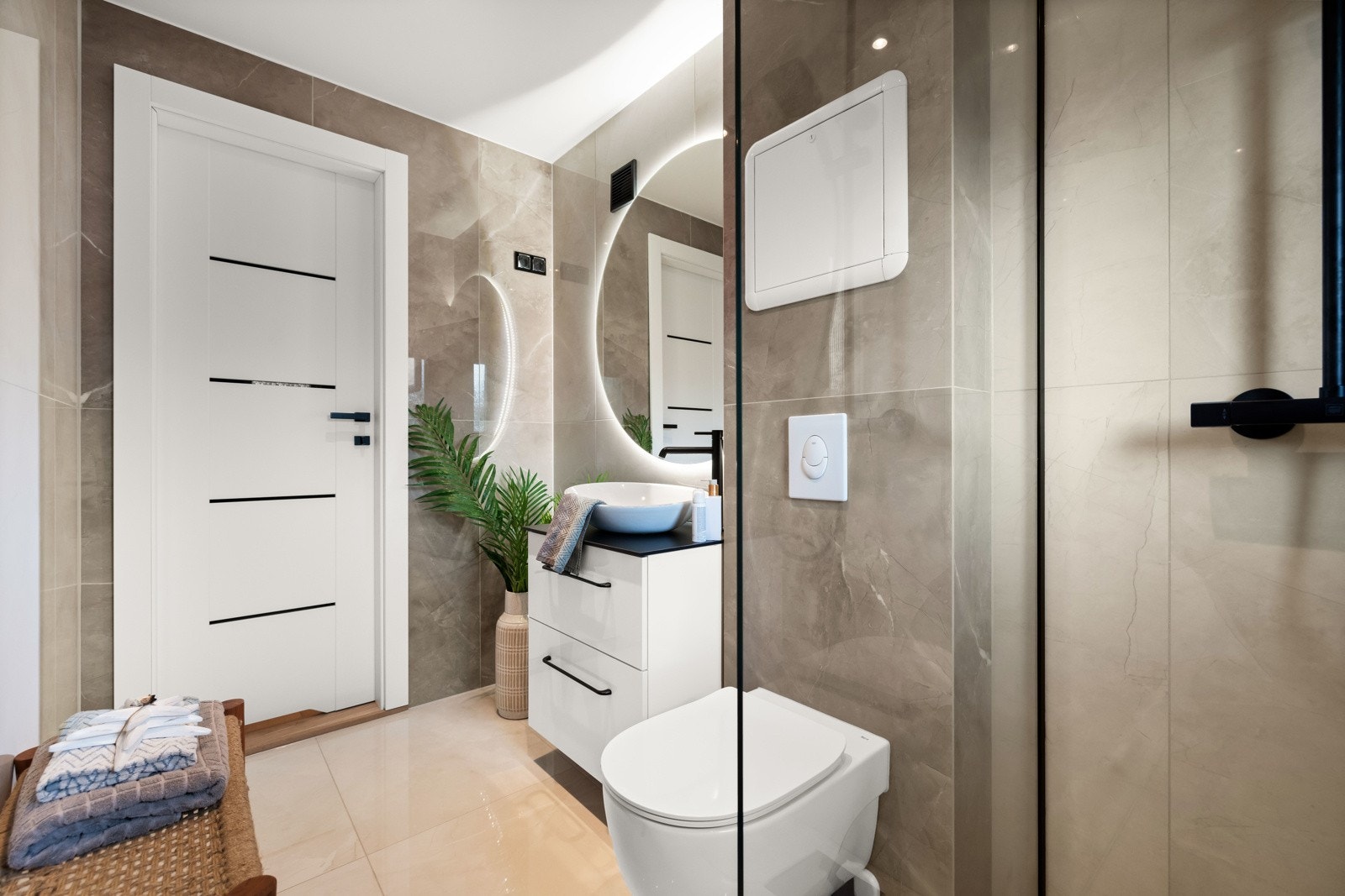 Plass og opplegg til full størrelse vaskemaskin og plass til tørketrommel Galleribilde