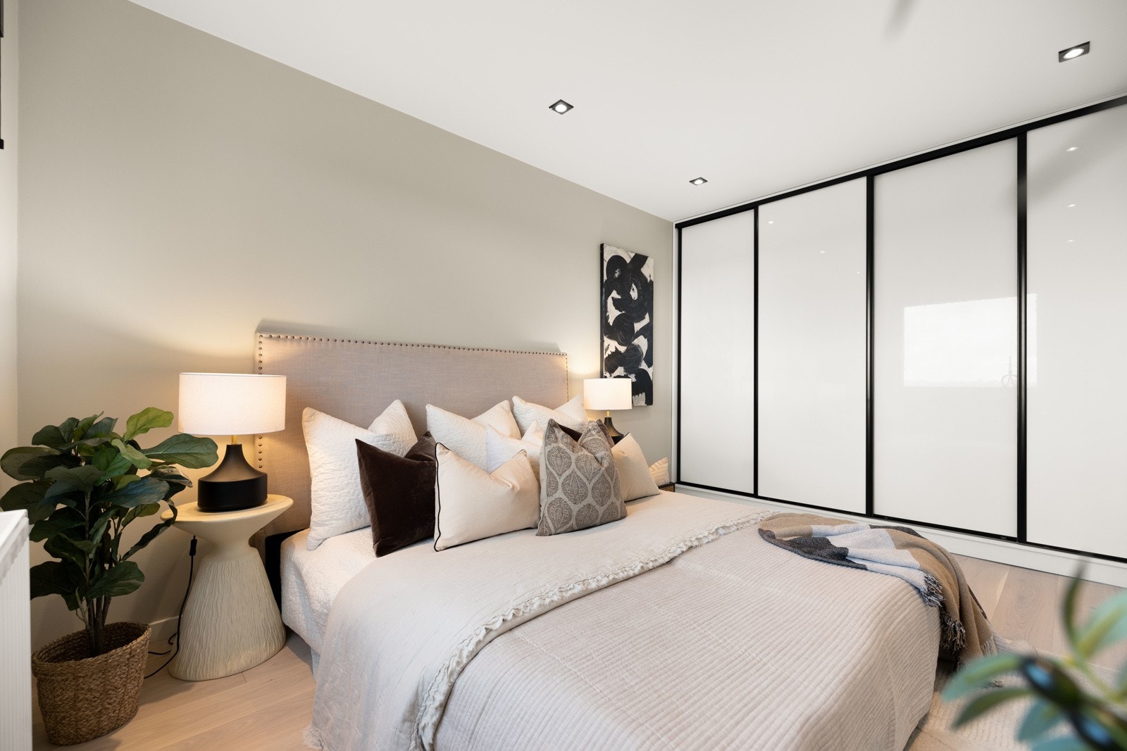 Soverom 1 med stor skyvedørsgarderobe med fin innredning Galleribilde