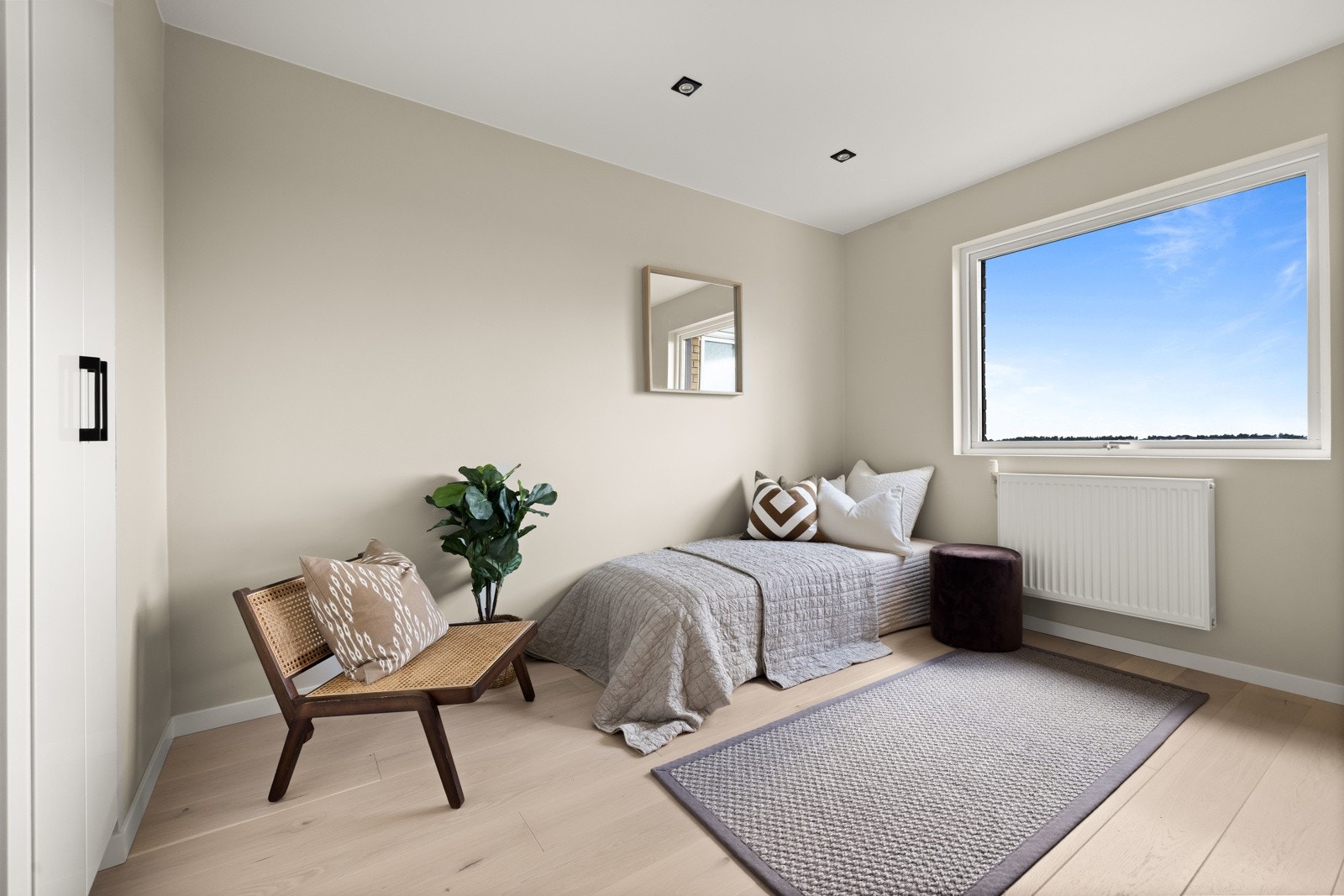 Soverom 2 med integrert garderobeskap Galleribilde