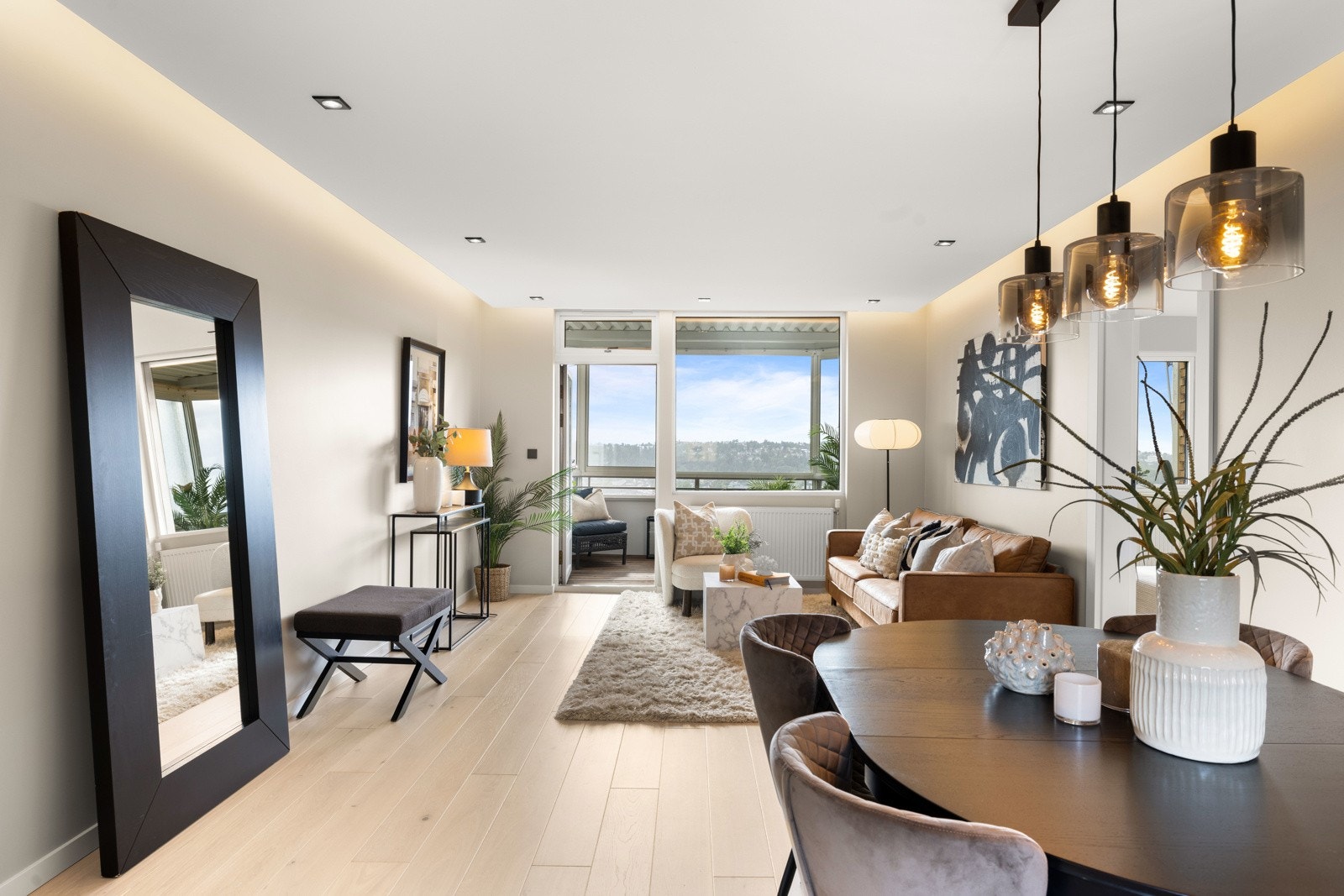 Stue er av god størrelse med god plass til spisebord og sofragruppe Galleribilde