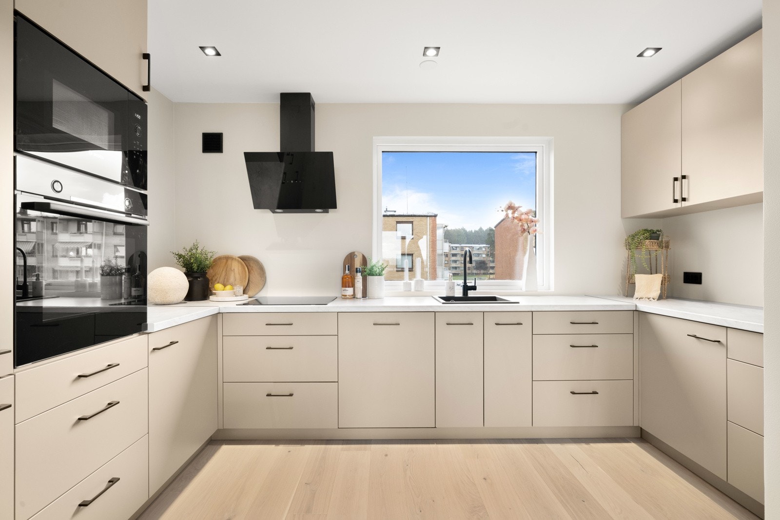 Lekkert åpent kjøkken fra 2024 med integrerte hvitevarer Galleribilde