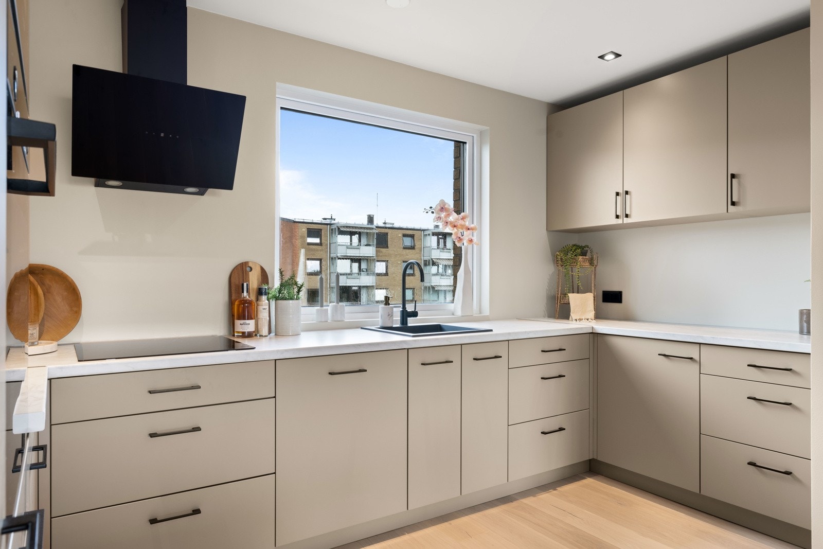 Rikelig med skap- og benkplass Galleribilde