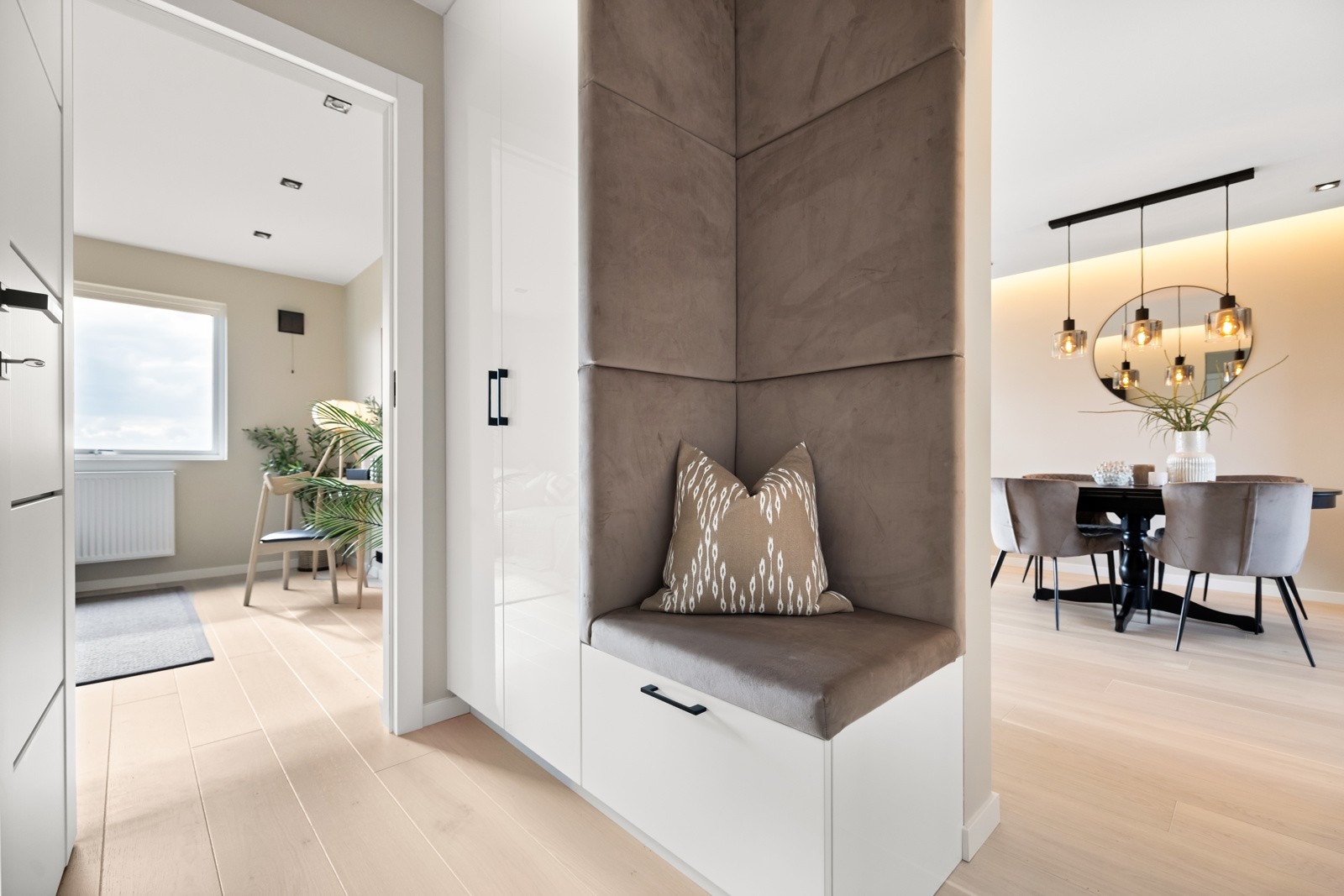 Inbydenede entré med fin integrert garderobeløsning Galleribilde