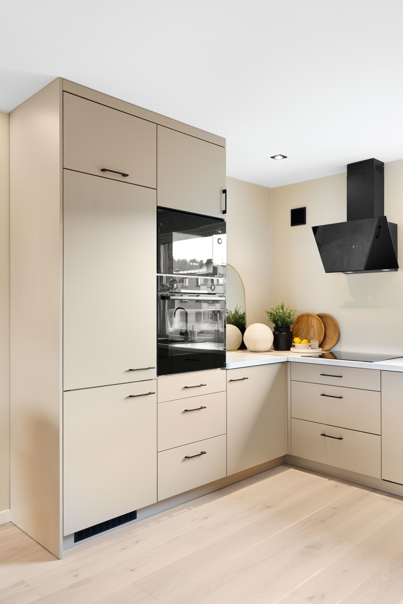 Integrert stekeovn, mikrobølgeovn, platetopp, oppvaskmaskin og kjøl/frys Galleribilde