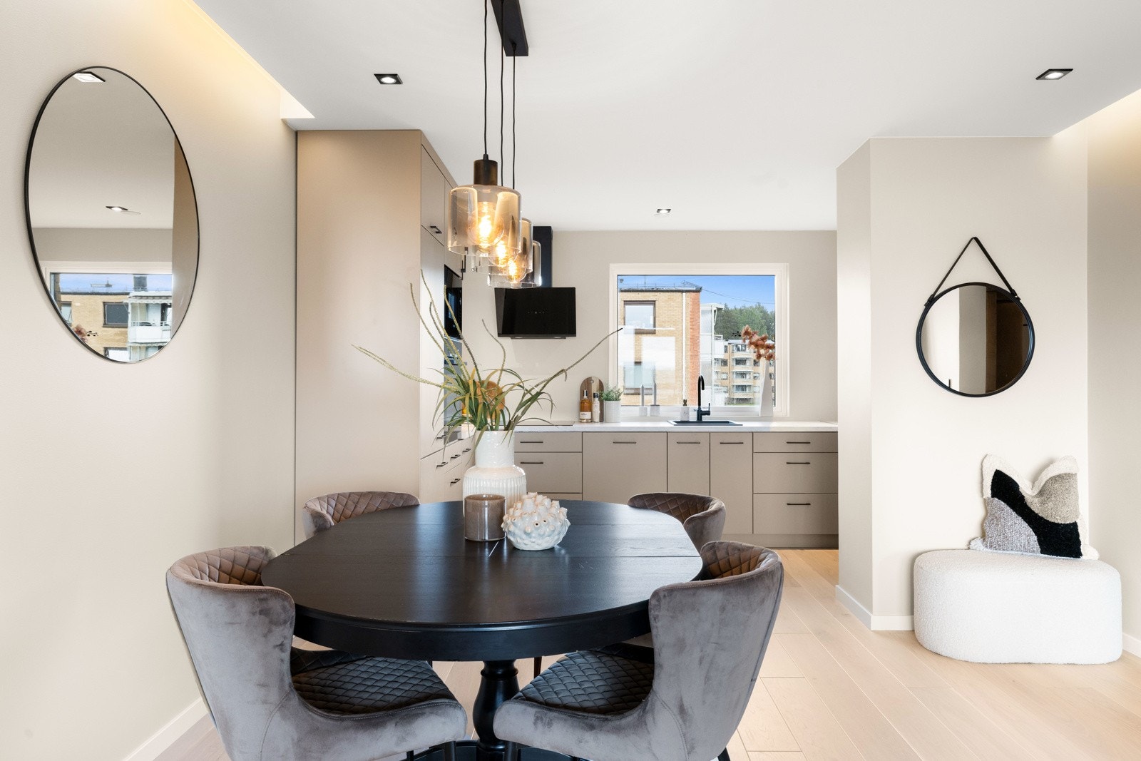 Stilren og delikat bolig med tidsriktige farge- og materialvalg Galleribilde