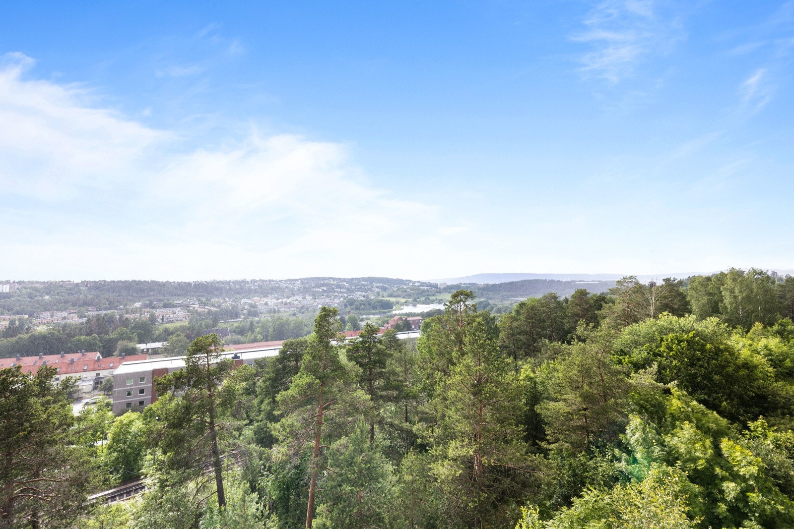 Flott utsikt mot Østensjøvannet og Holmenkollen Galleribilde
