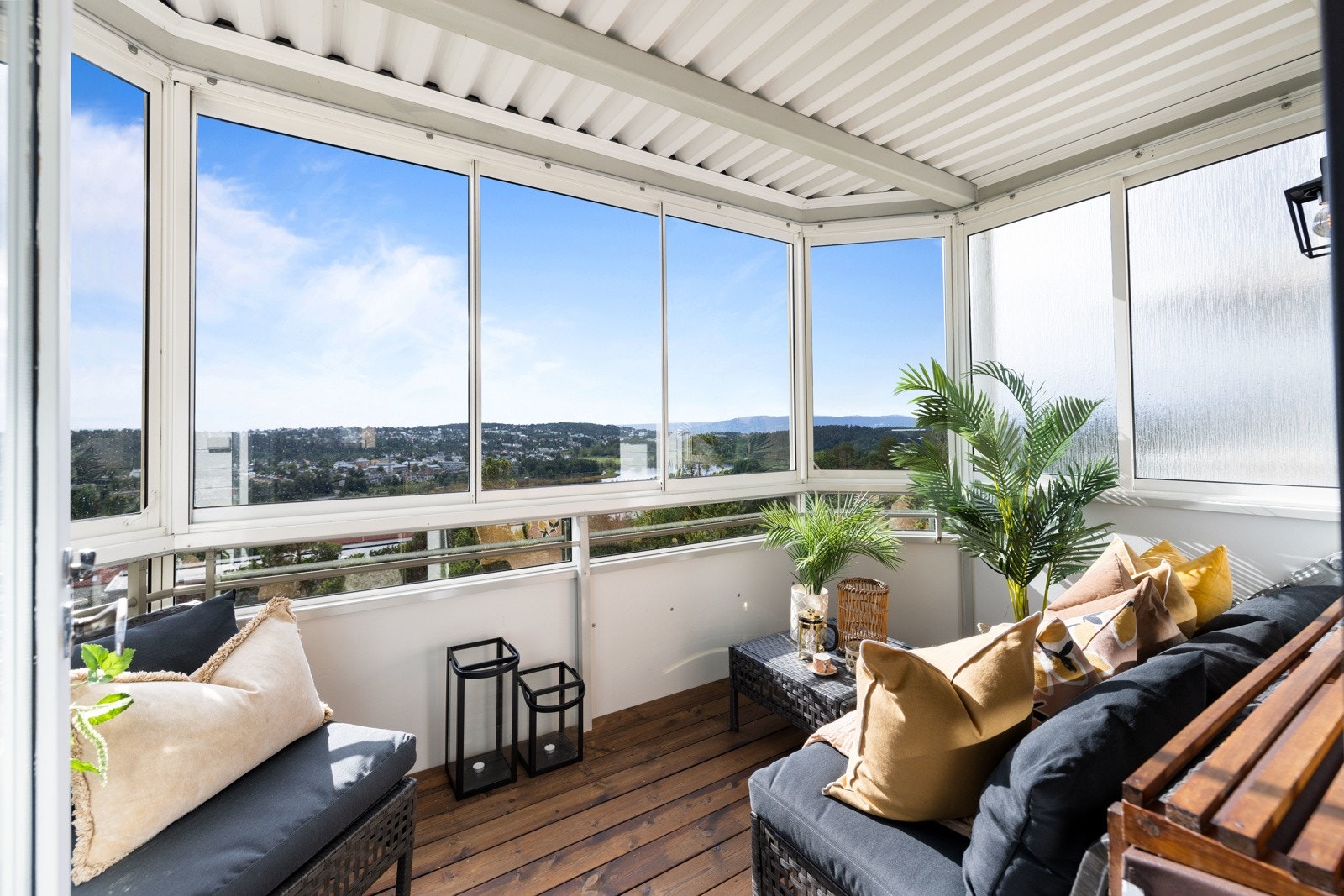 Solrik vestvendt innglasset balkong på ca. 7 kvm Galleribilde