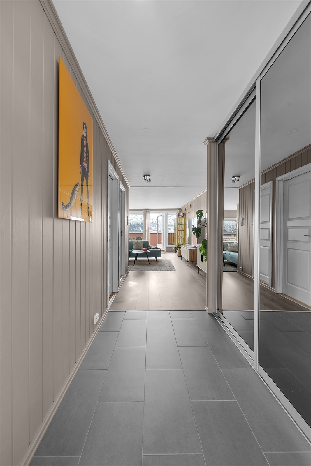 Entré med skyvedørsgarderobe Galleribilde