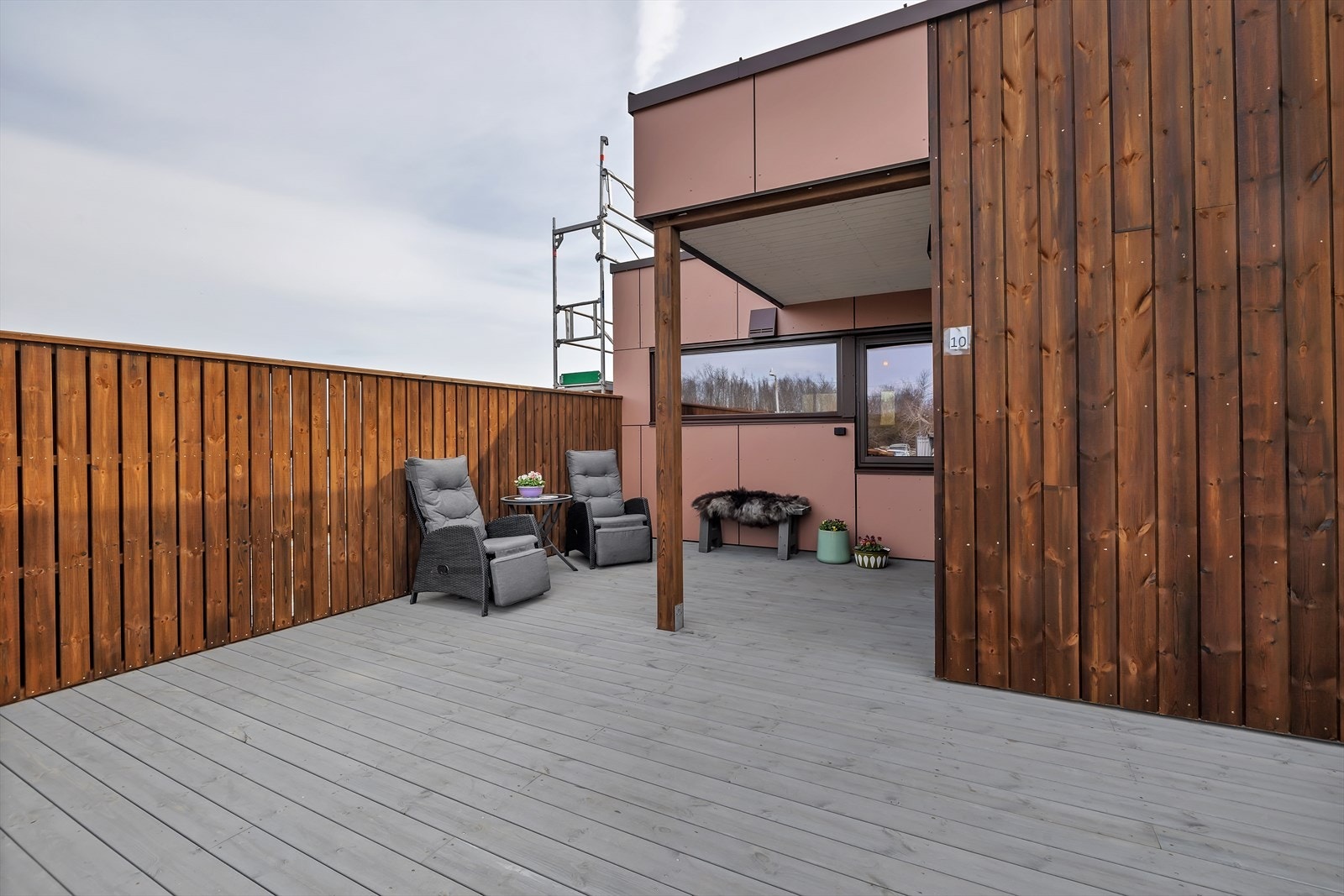 Flotte uteområder på begge sider av boligen så man kan følge solgangen Galleribilde