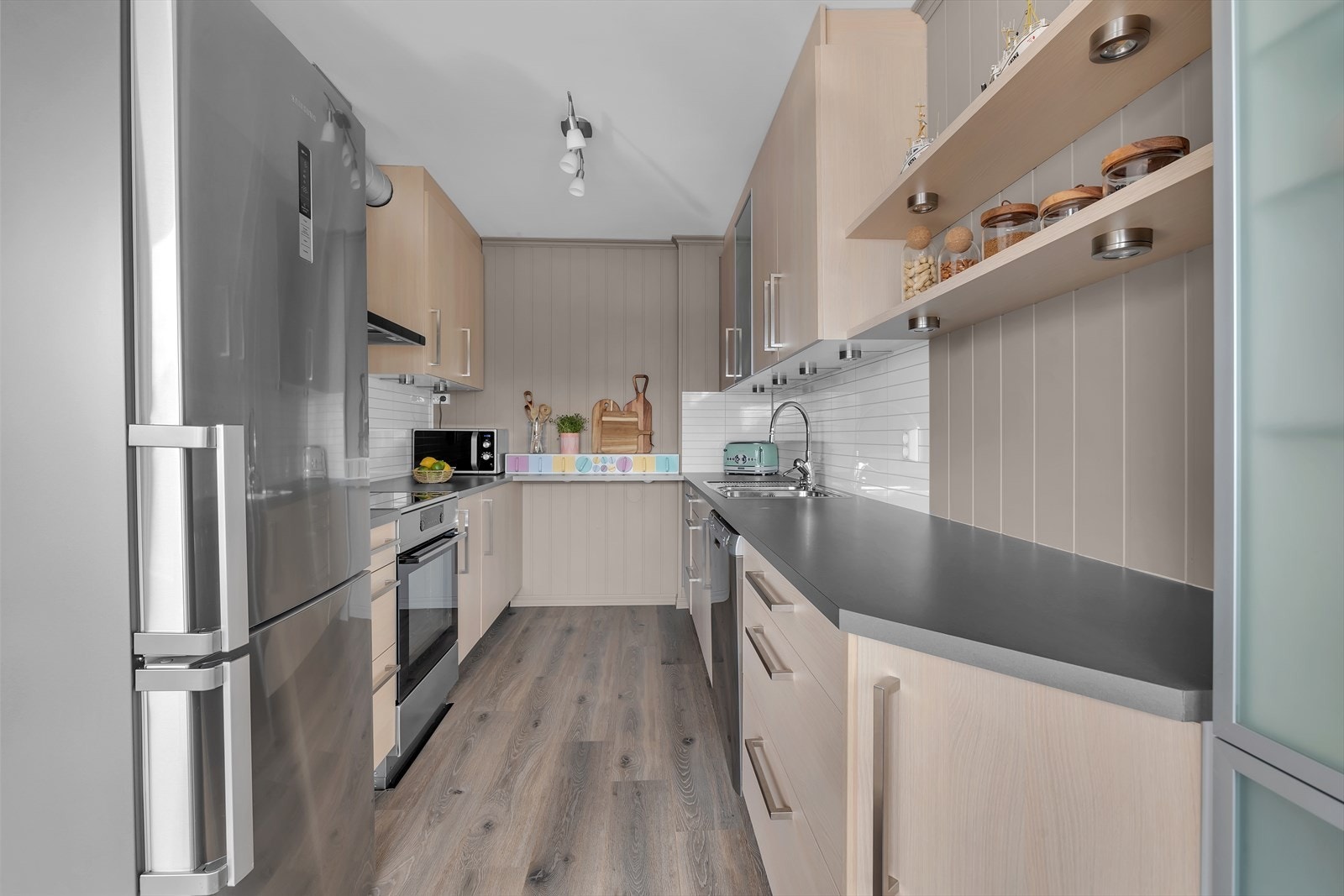 Mye benkeplass Galleribilde