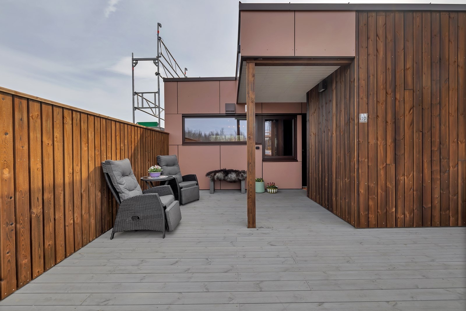 Innbydende inngangsparti med terrase og praktisk utebod Galleribilde