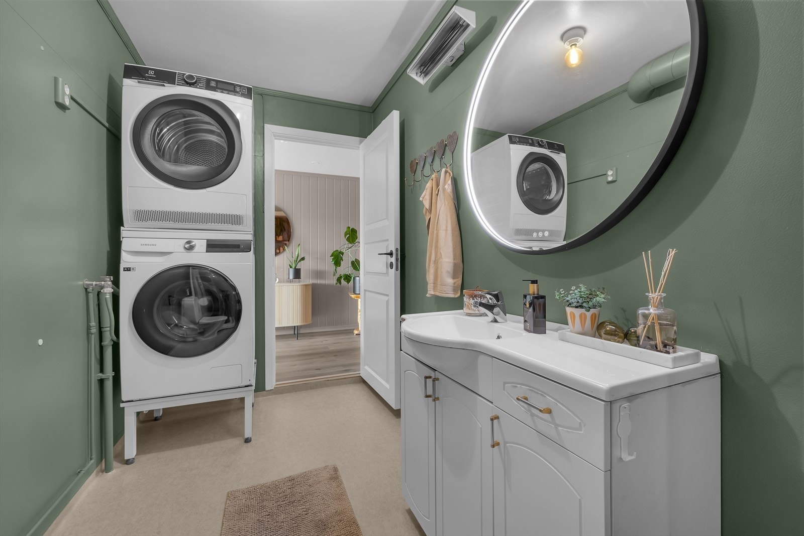 Bad med plass til både vaskemaskin og tørketrommel Galleribilde