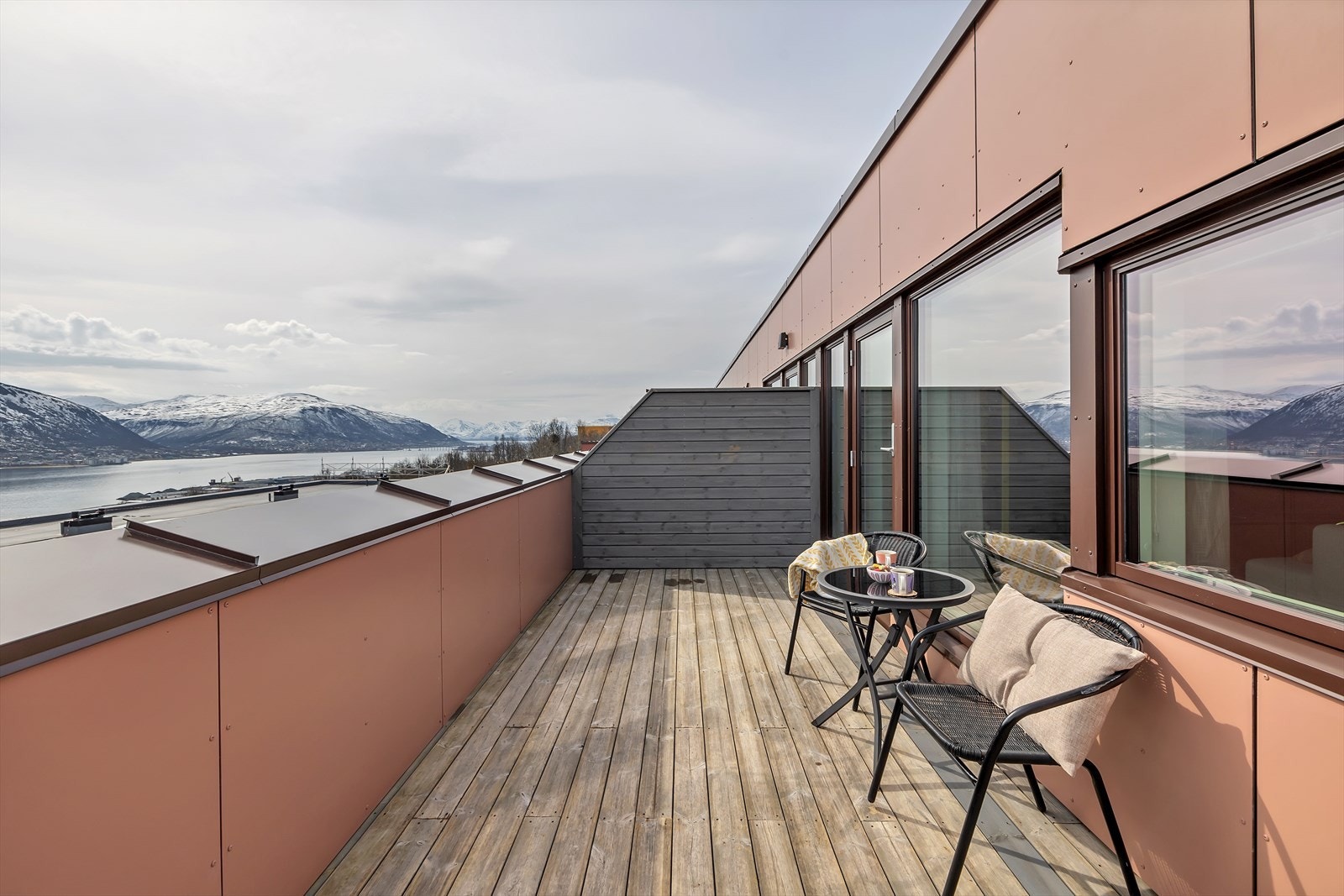 Østvendt veranda med utgang fra stue Galleribilde