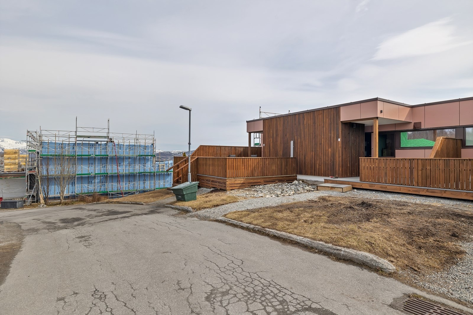 Beliggende på enden av rekka Galleribilde