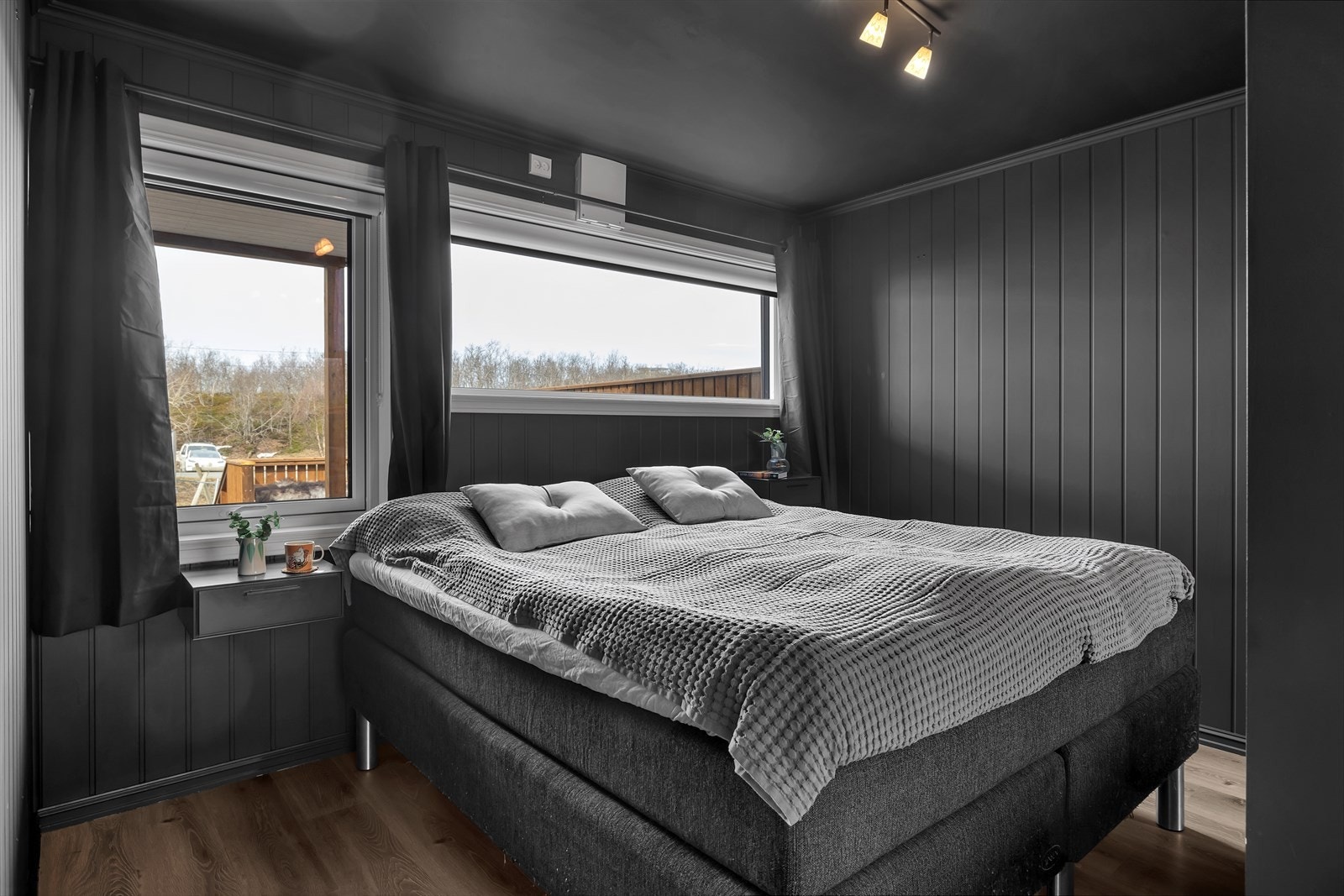 Soverom med skyvedørsgarderobe Galleribilde