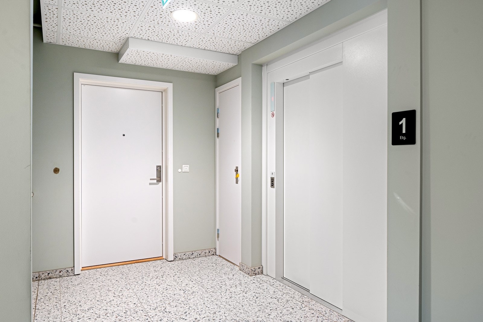 Det finnes selvsagt heis i bygget som tar deg opp til felles takterrasse, samt ned til kjellerboden. Galleribilde